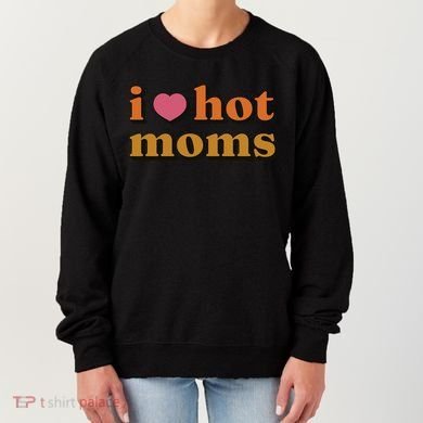 I Love Hot Moms Retro Women's Sweatshirt