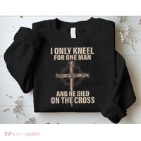 I only kneel for one man an he died on the cross Jesus Sweatshirt thumb 2