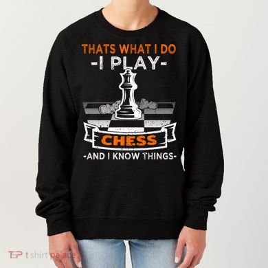 I Play Chess And I Know Things Chess Player Chess Board Meaningful Gift Women's Sweatshirt