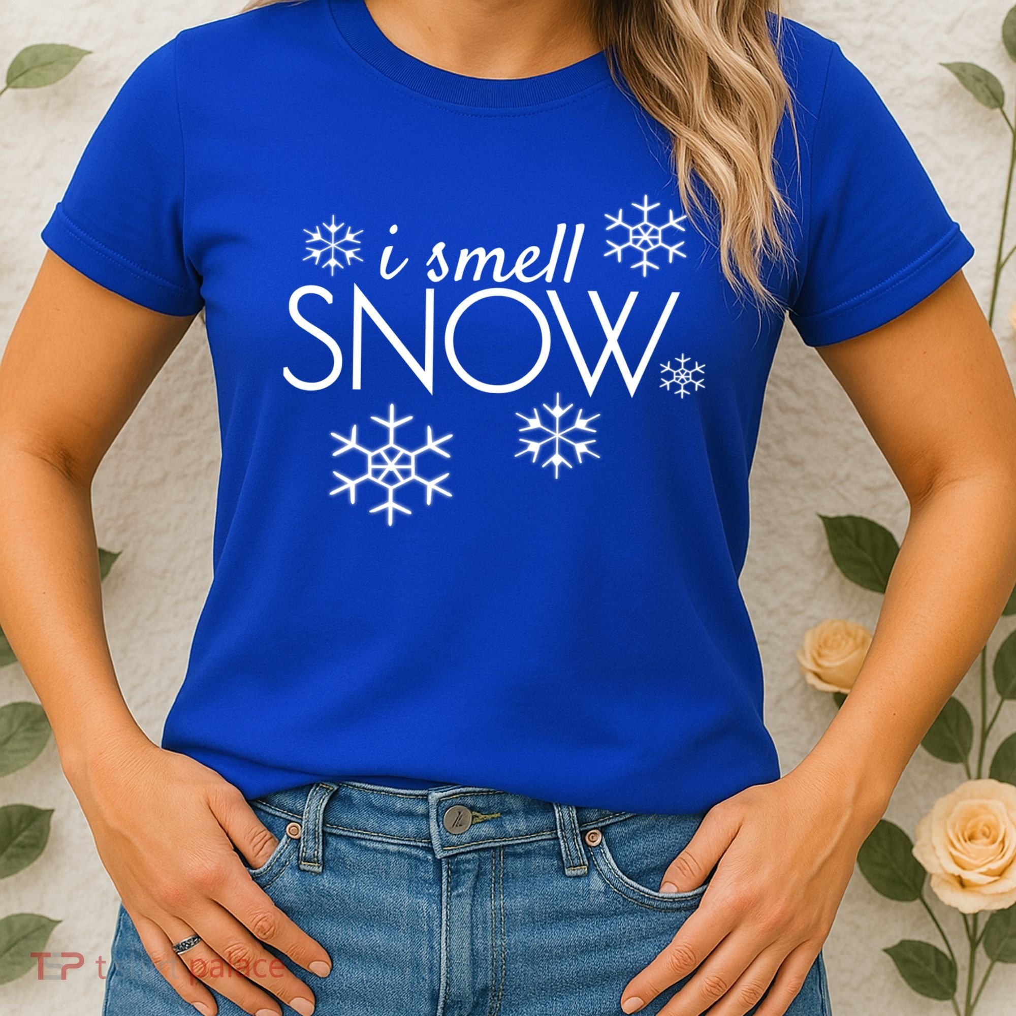 I Smell Snow Cute Gift Funny Holiday Funny Gift Under 20 Snowflakes Gift Women's T-Shirt