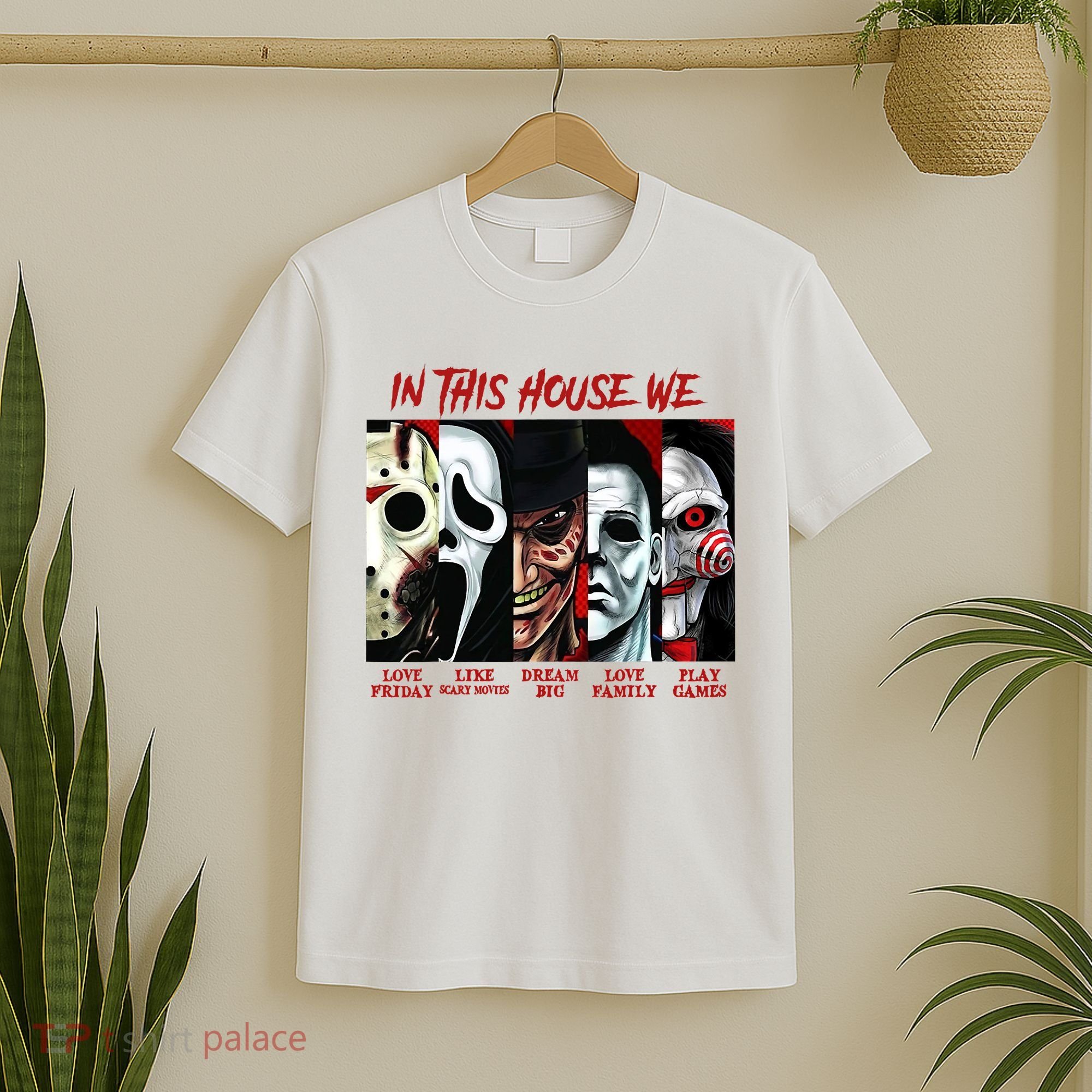 In This House We Love Halloween Family Horror House Scary T-Shirt