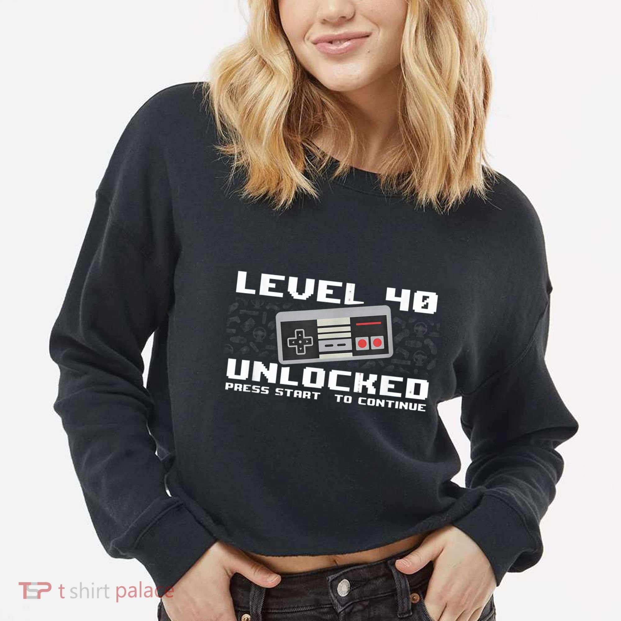 Level 40 Complete 1981 Gamer 40th Birthday Cropped Pullover Crew