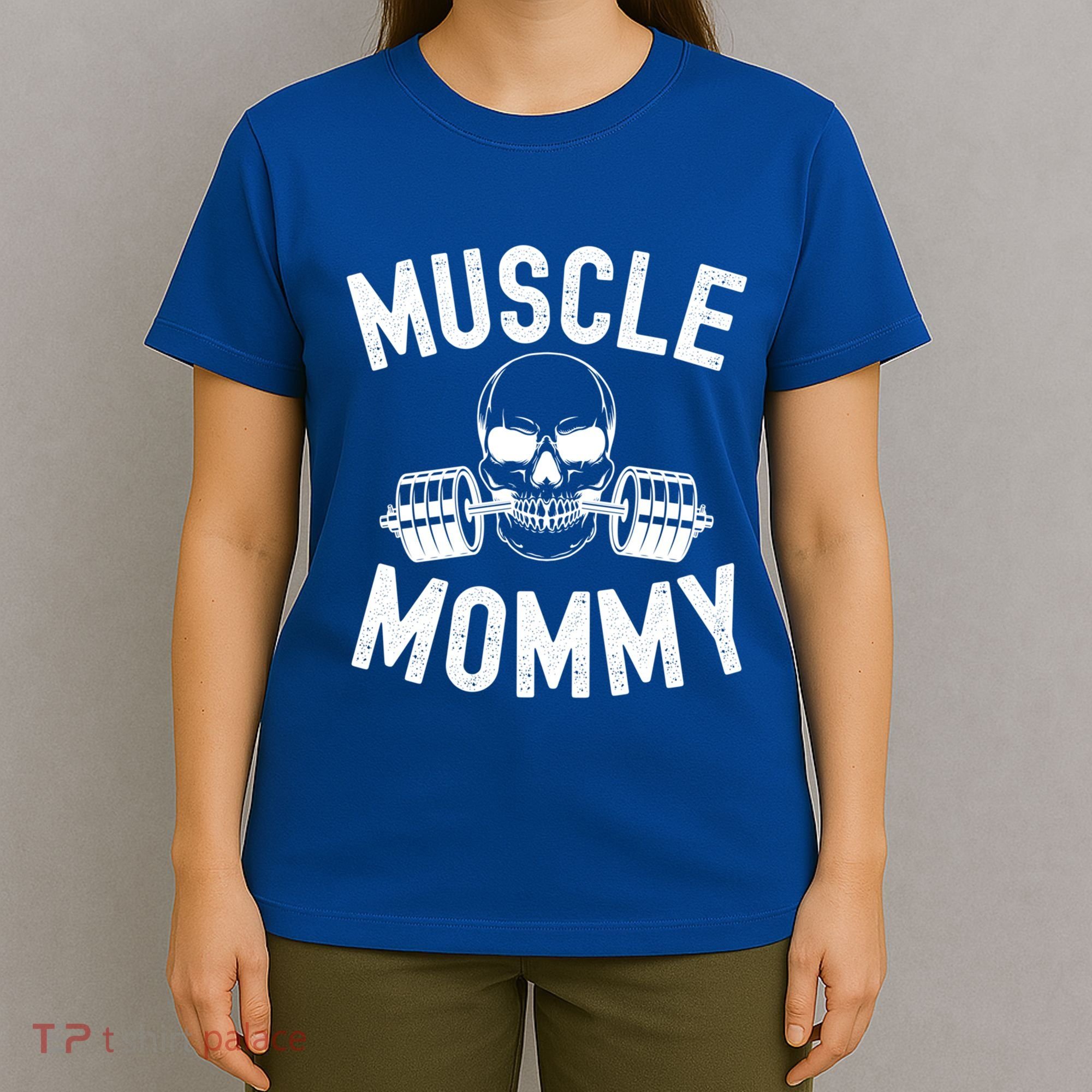 Muscle Mommy Weightlifter Mom Cool Skull Gym Mother Workout Cool Gift T-Shirt