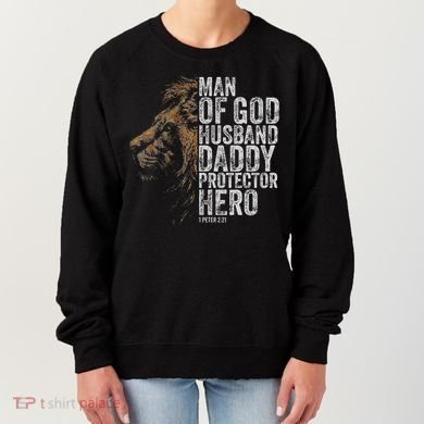 Man Of God Husband Daddy Protector Hero Fathers Gift Dad Women's Sweatshirt