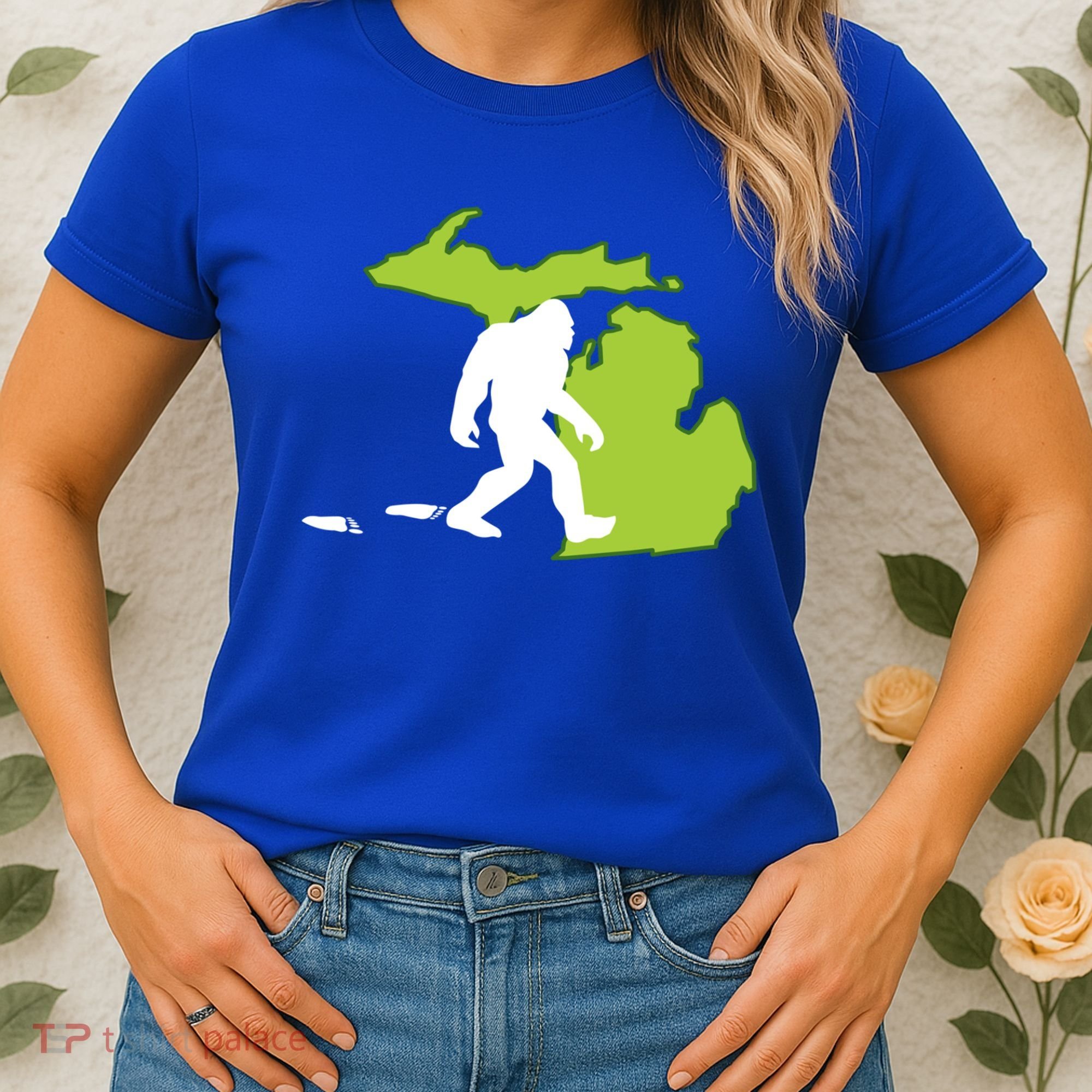 Michigan State Bigfoot Hunter Gift Great Gift Women's T-Shirt