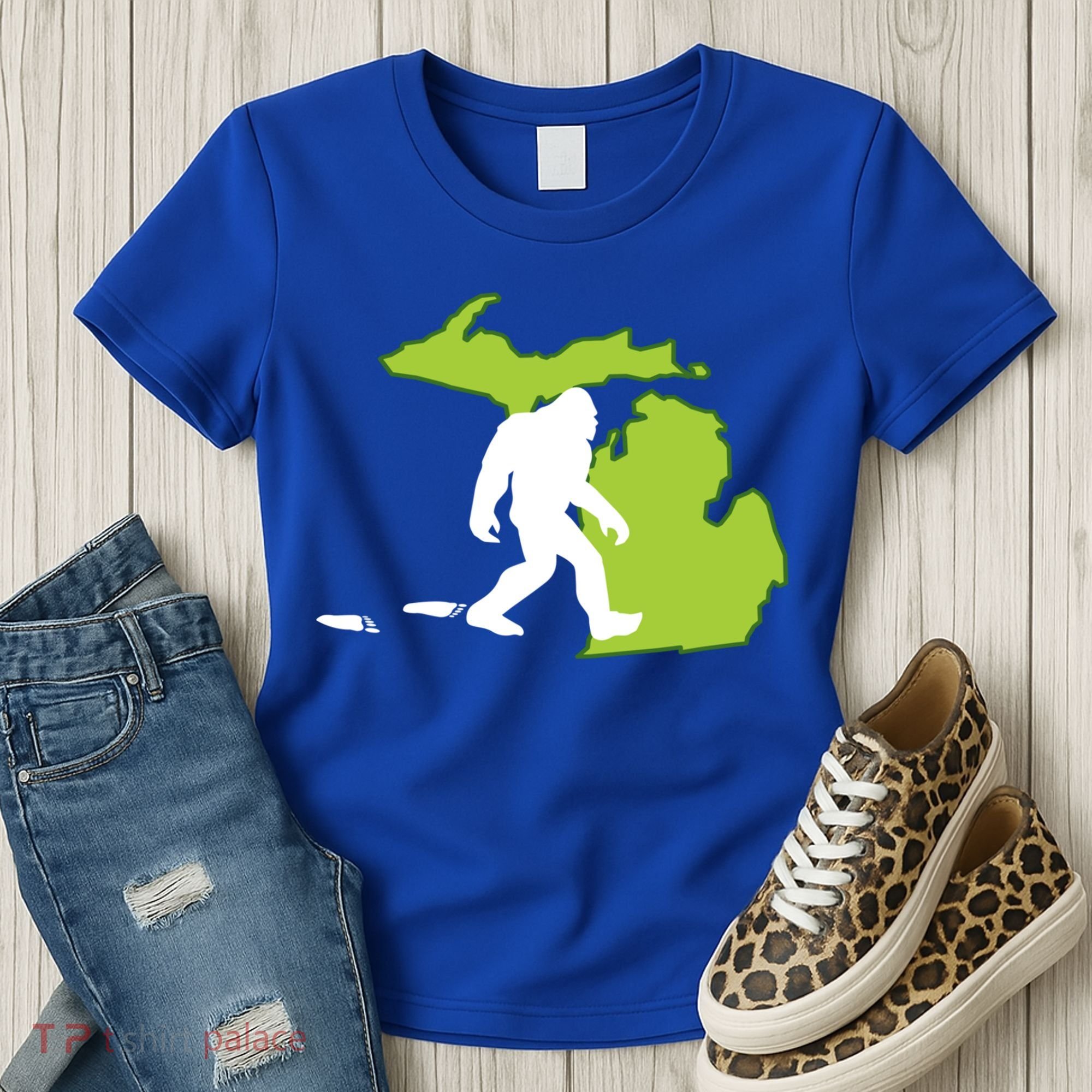 Michigan State Bigfoot Hunter Gift Great Gift Women's T-Shirt