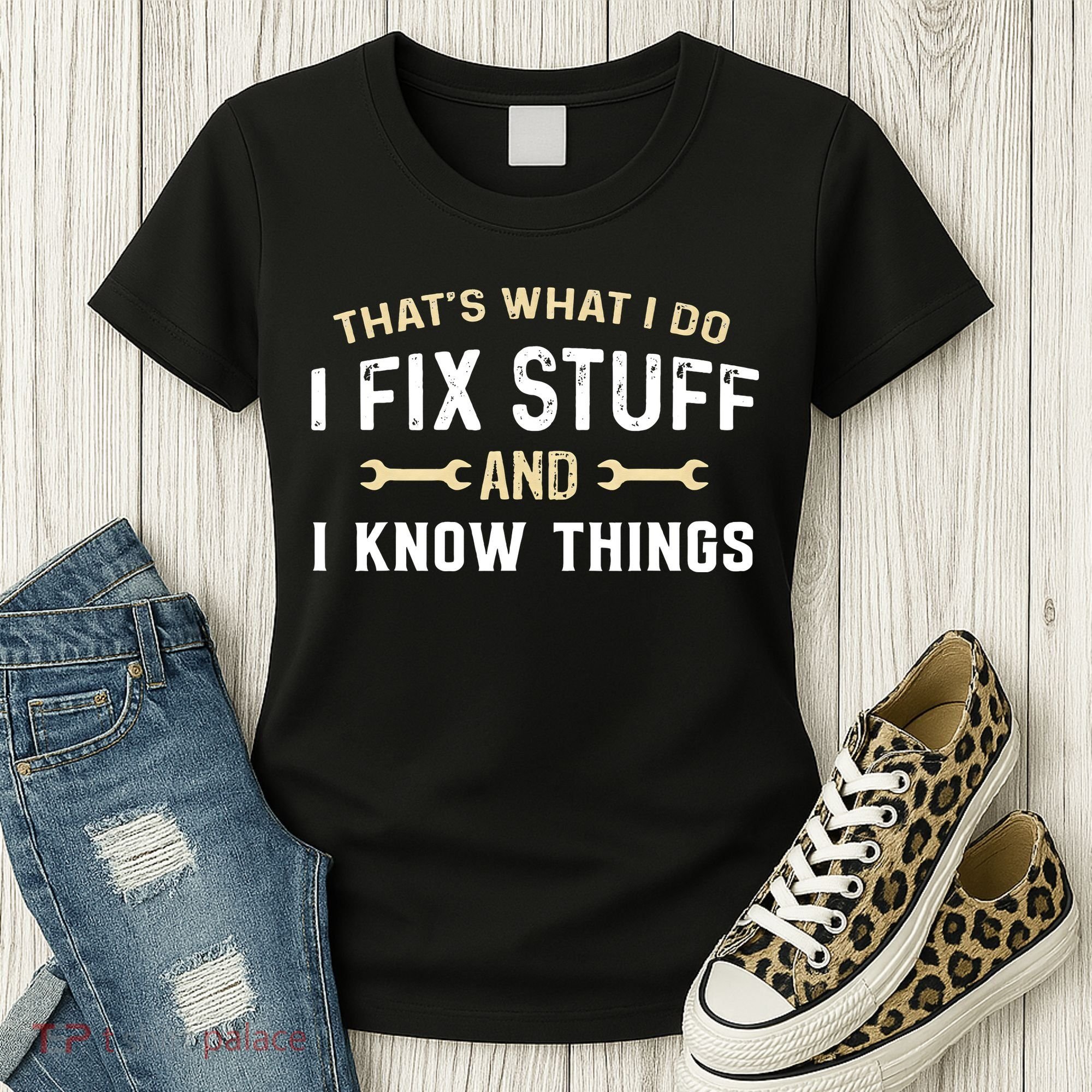 Mechanic Thats What I Do I Fix Stuff And I Know Things Women's T-Shirt