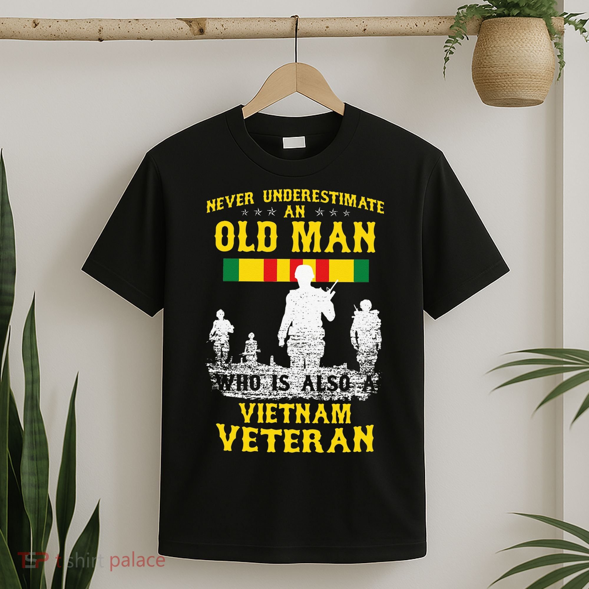 Never Underestimate An OLD MAN Vietnam Veteran Gift T-Shirt