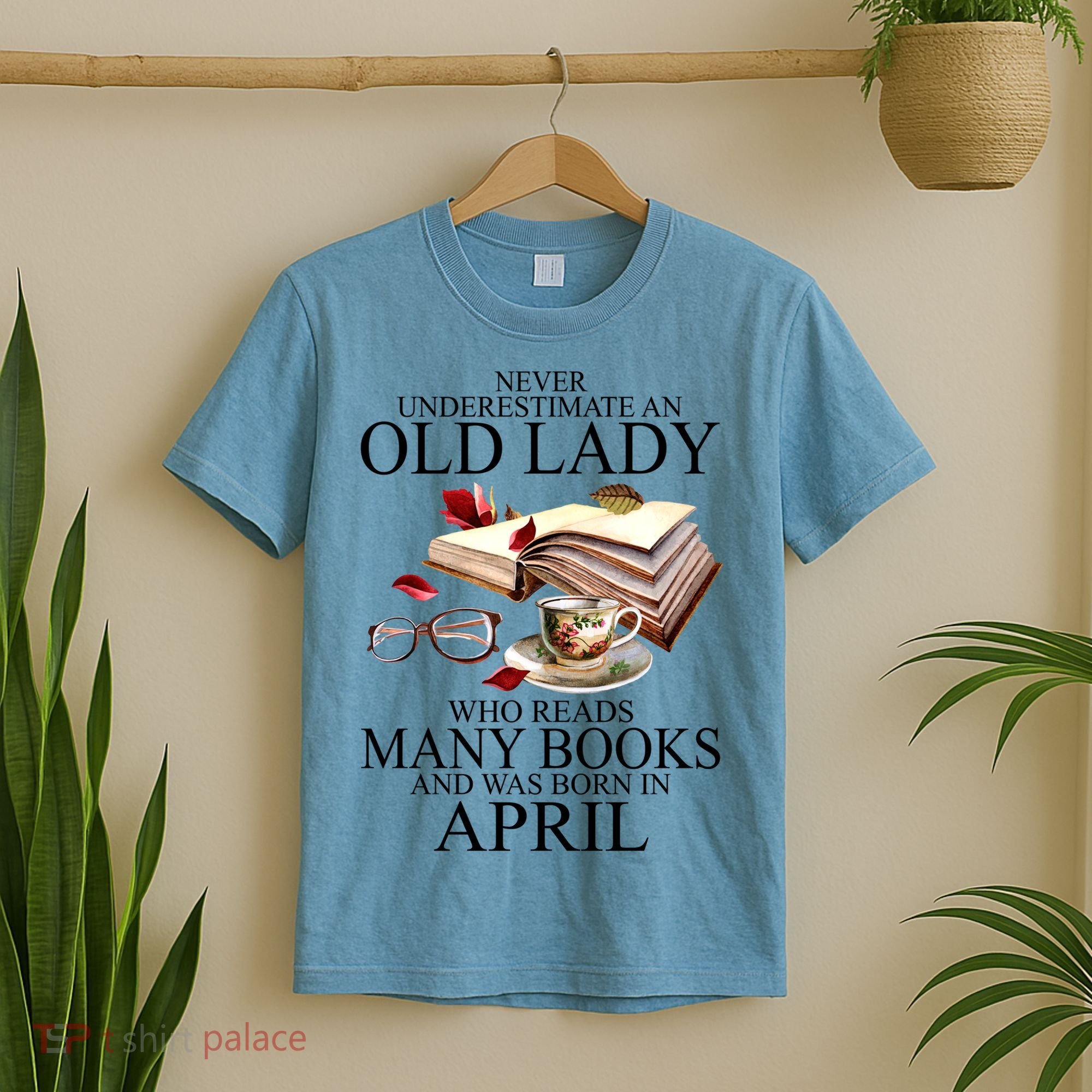 Never Underestimate An Old Lady Who Reads Many Books Gift T-Shirt