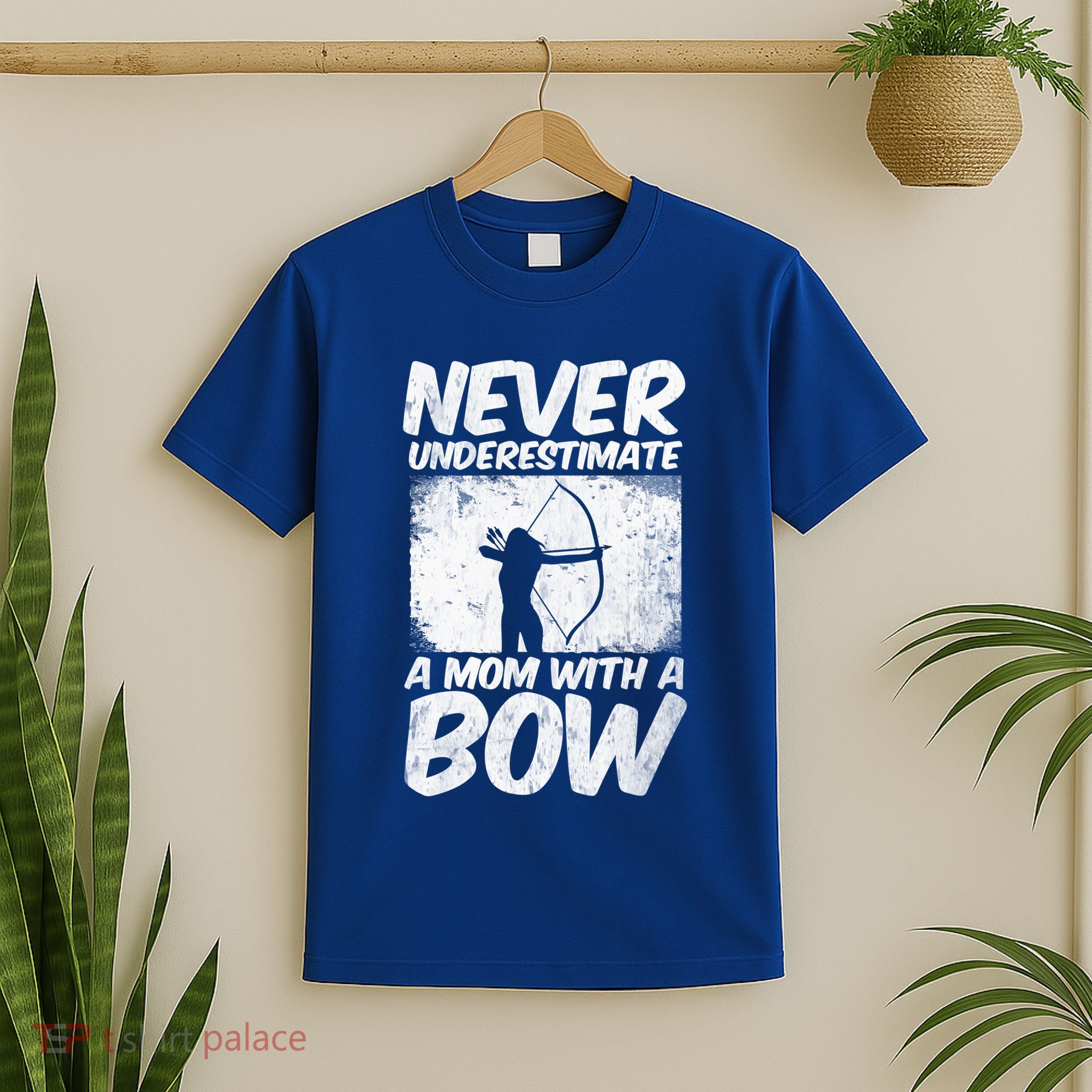 Never Underestimate A Mom With A Bowhunting Arrows Archery Gift T-Shirt