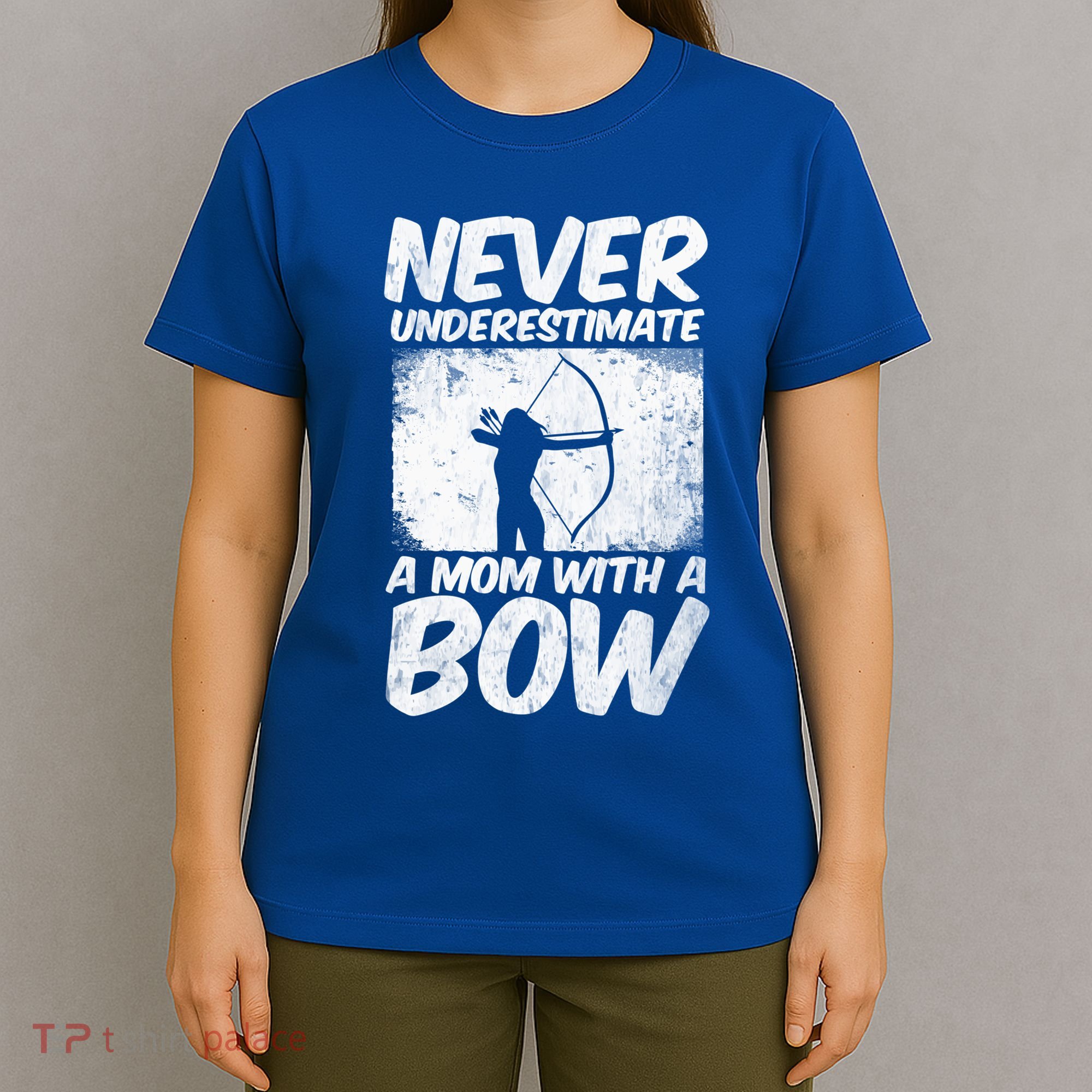 Never Underestimate A Mom With A Bowhunting Arrows Archery Gift T-Shirt