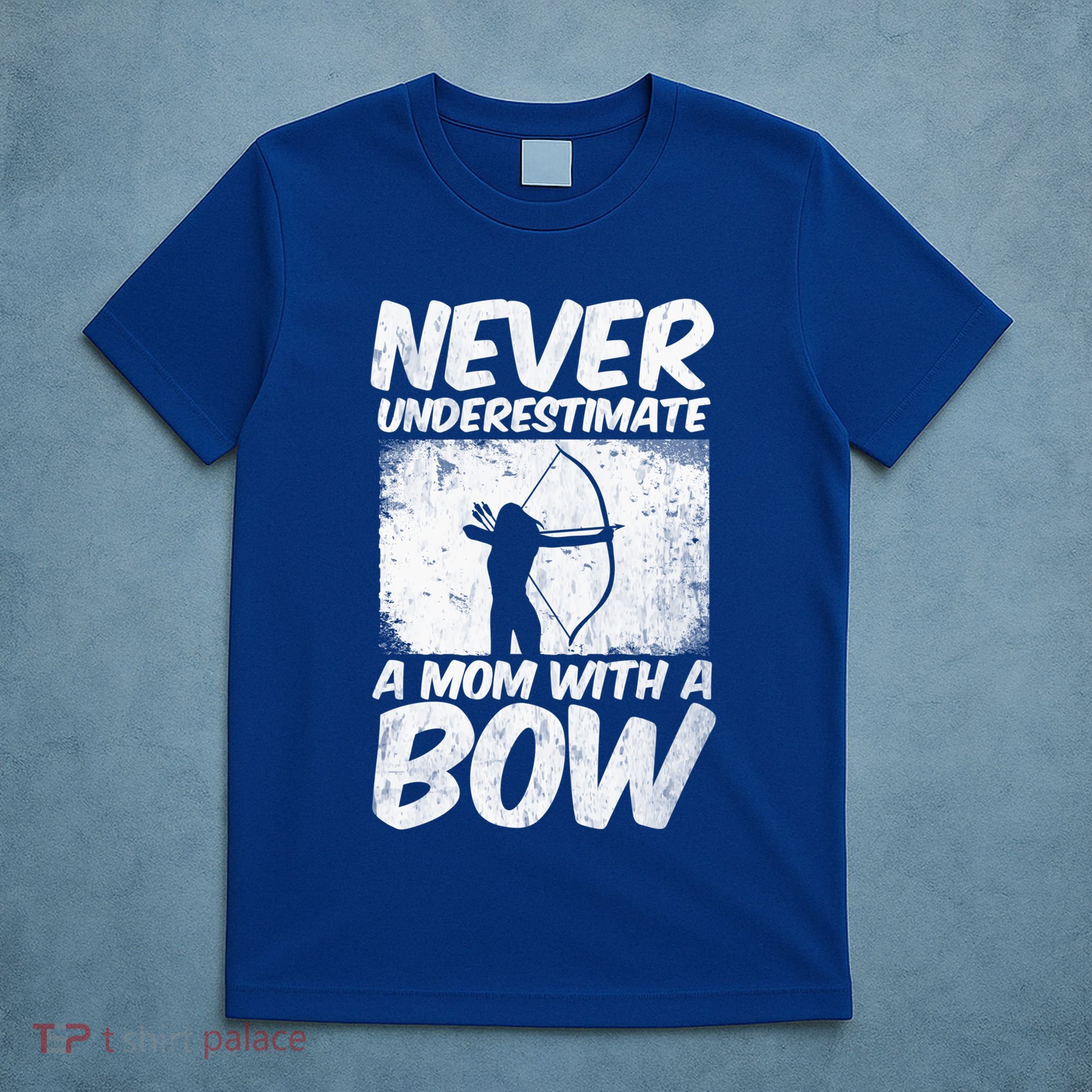Never Underestimate A Mom With A Bowhunting Arrows Archery Gift T-Shirt