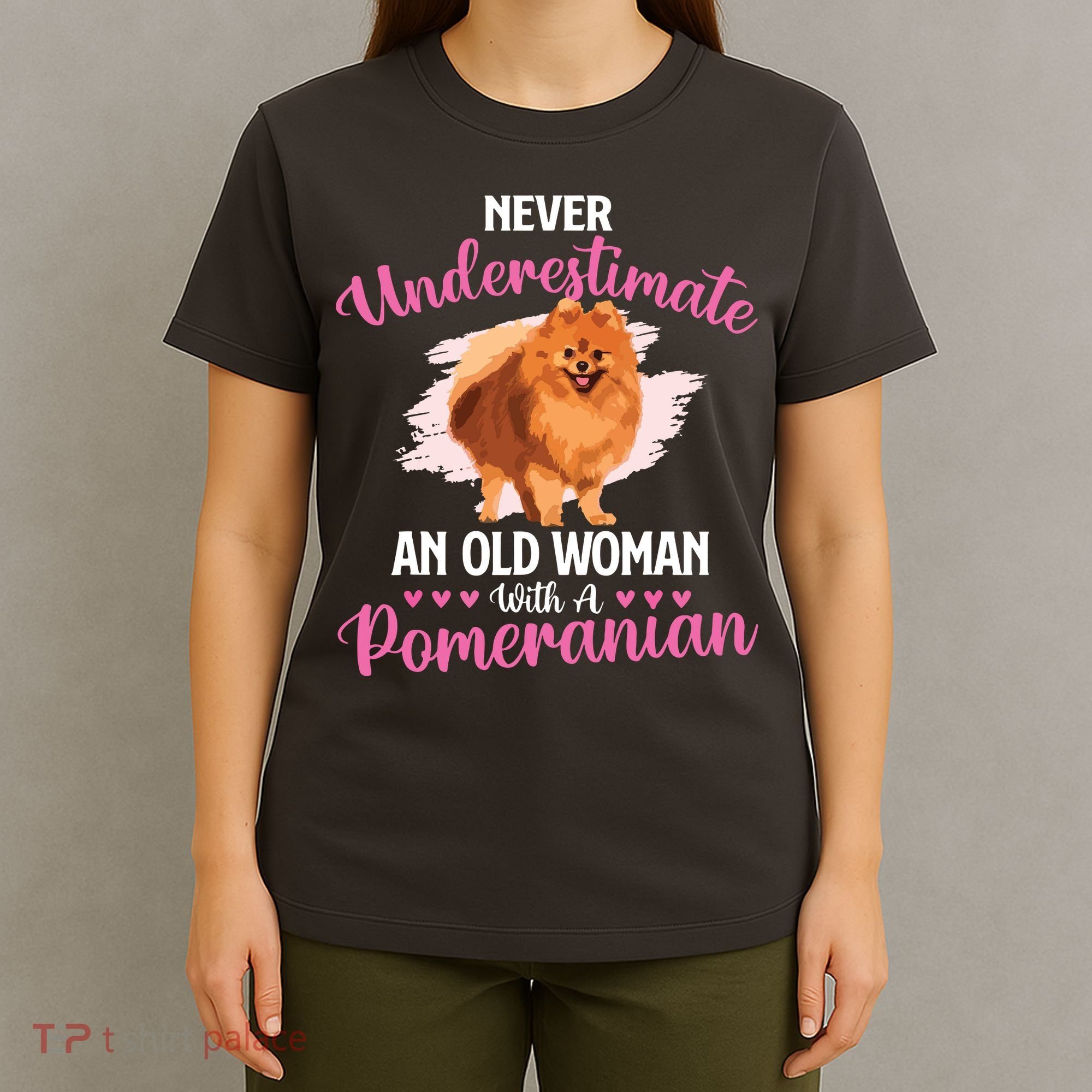 Never Underestimate An Old Woman With A Pomeranian T-Shirt
