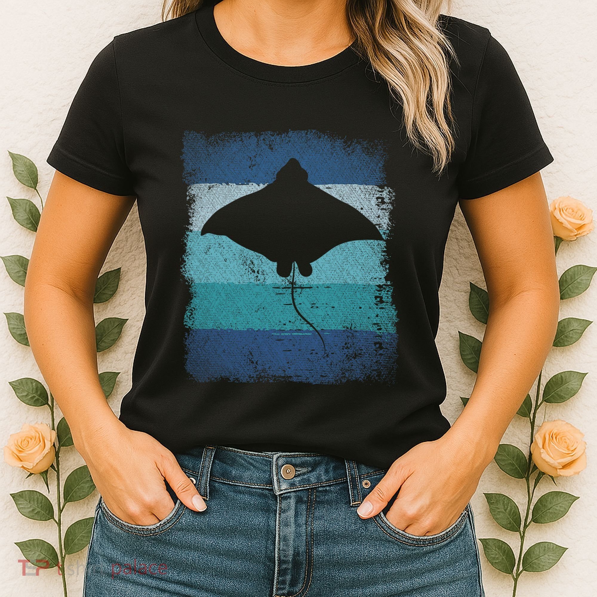 Ocean Animal Scuba Diving Stingray Retro Manta Ray Women's T-Shirt
