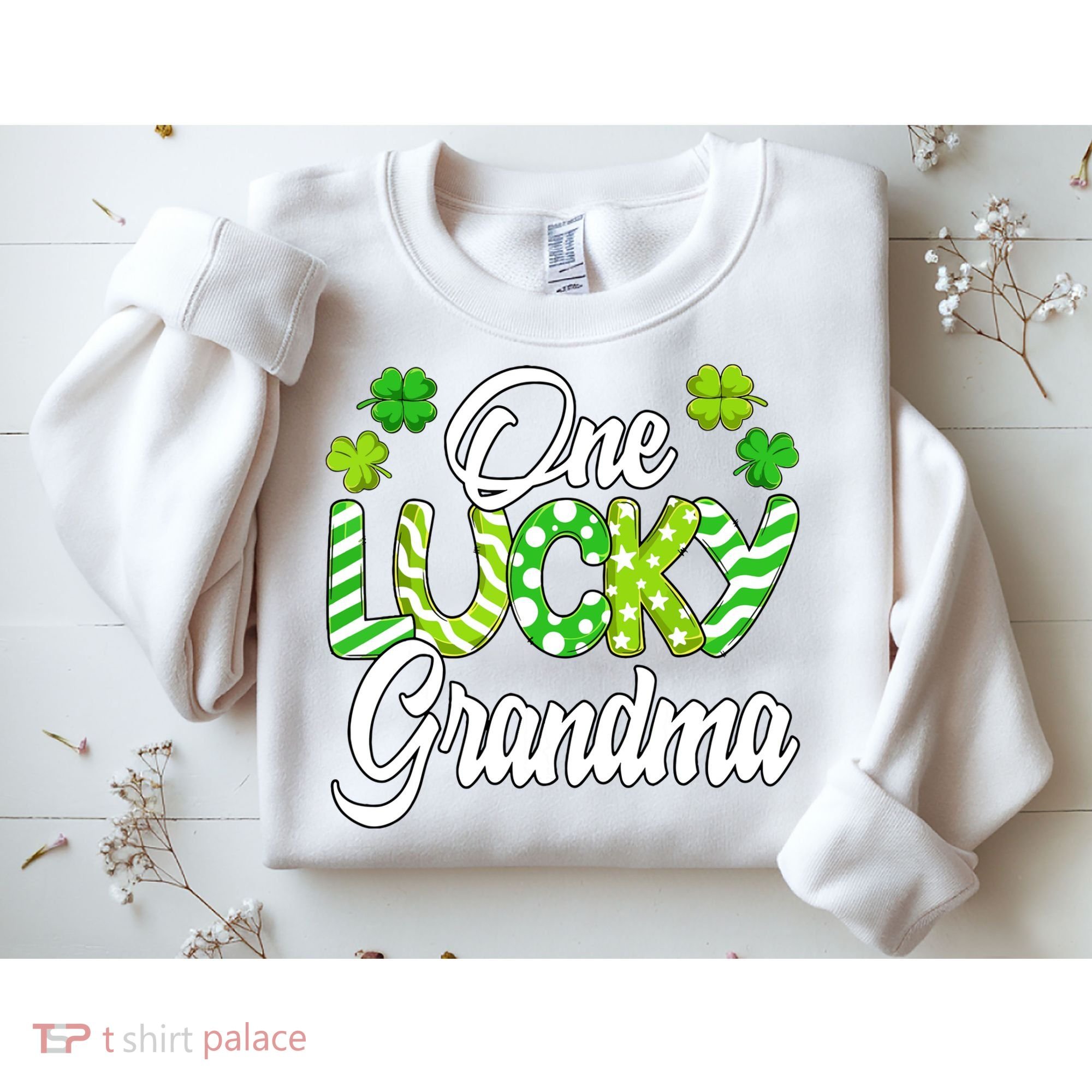 One Lucky Grandma Shamrock Irish Grandma St Patricks Day Sweatshirt