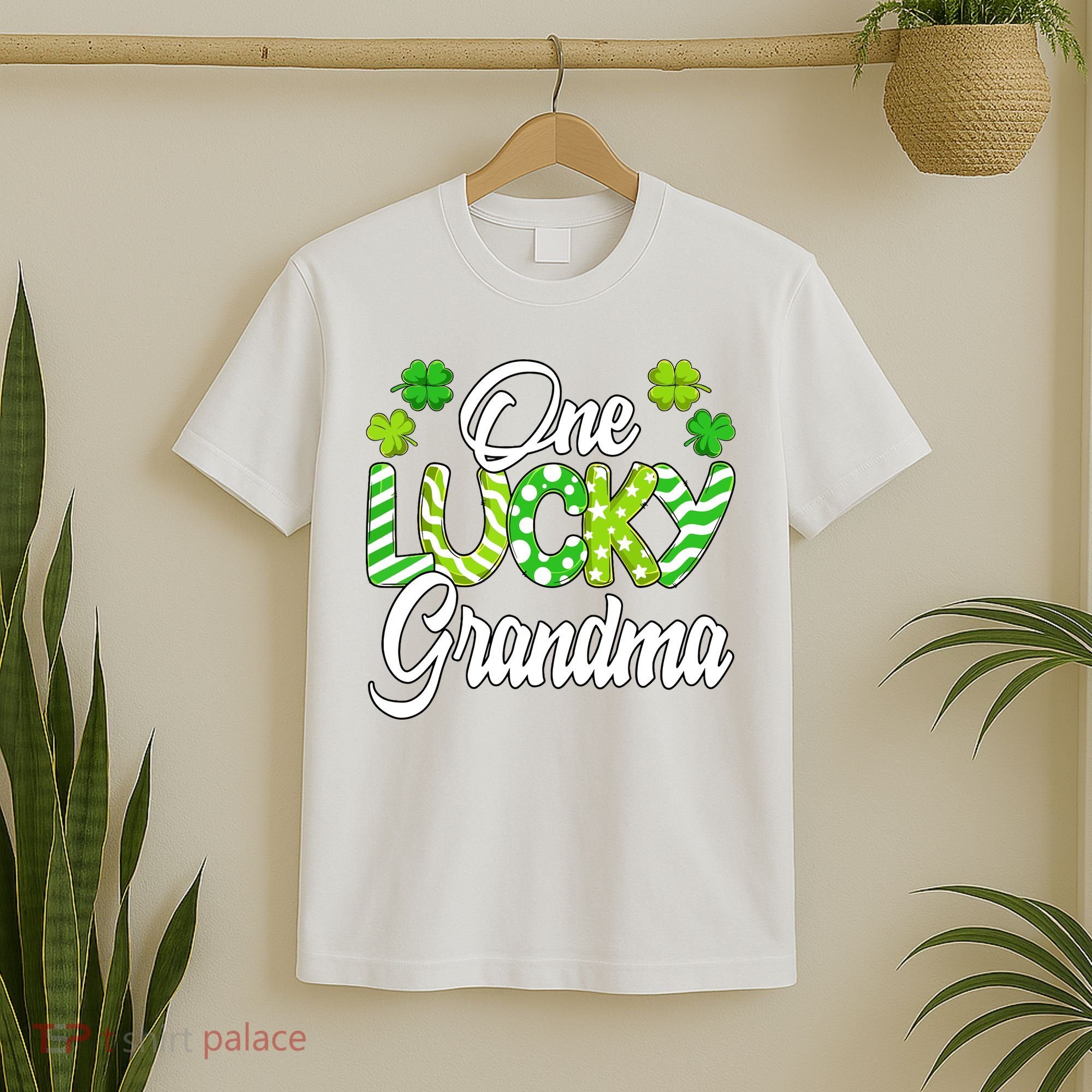 One Lucky Grandma Shamrock Irish Grandma St Patricks Day T-Shirt