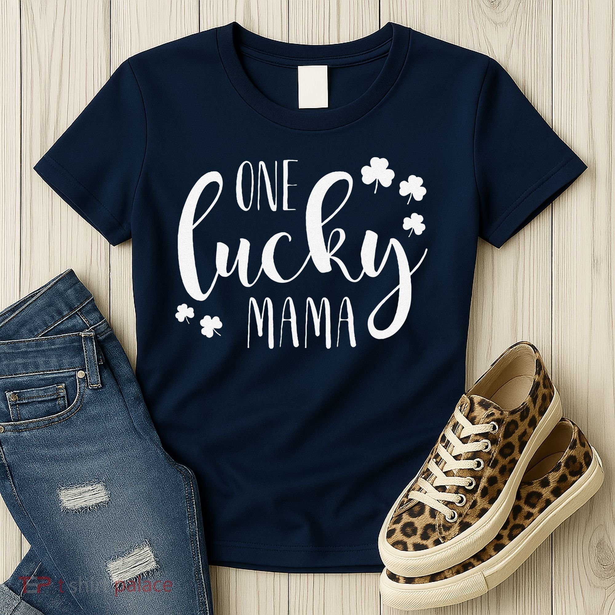 One Lucky Mama St Patricks Day Irish Mom Shamrock Momma Women's T-Shirt