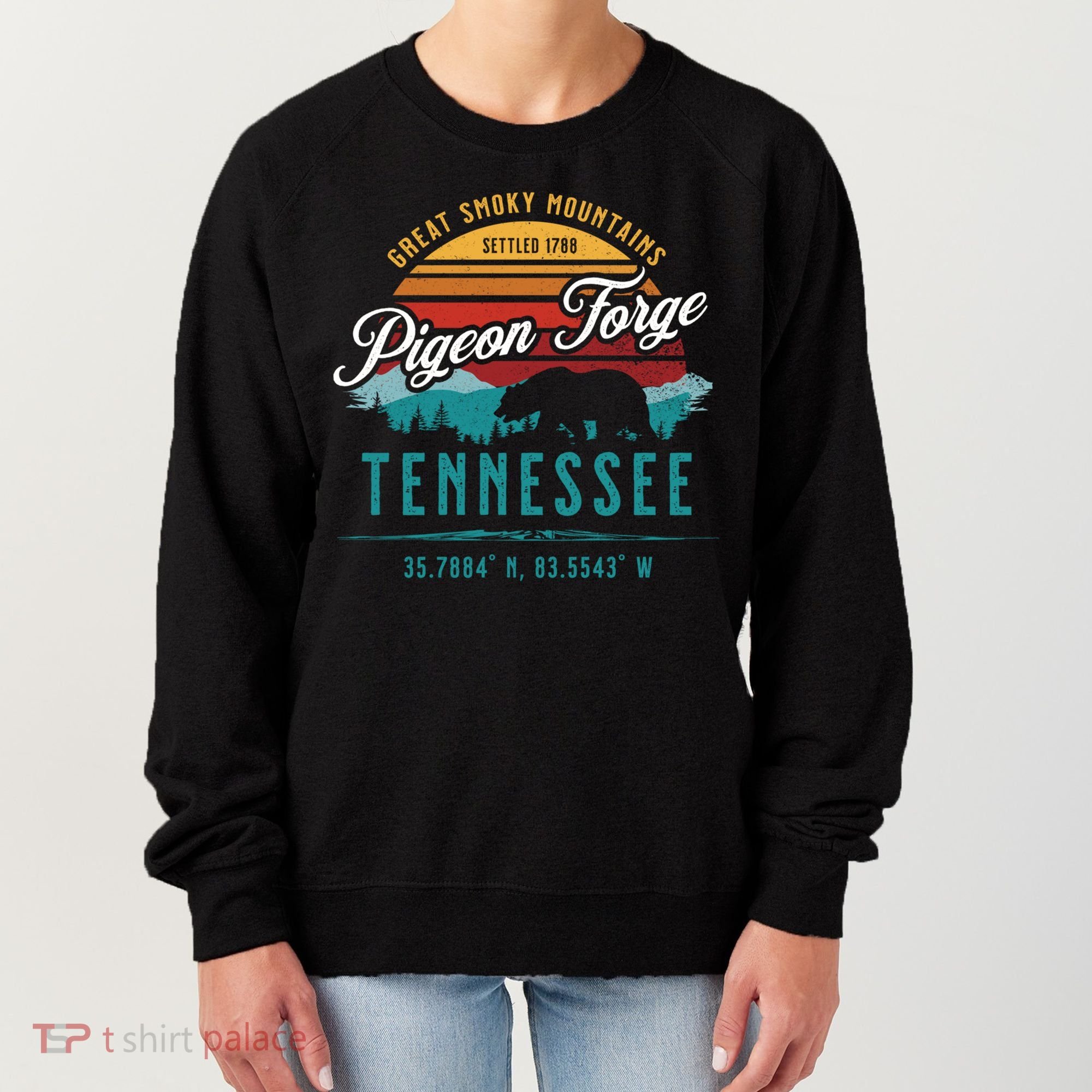 Pigeon Forge Tennessee Great Smoky Mountains Bear Retro Sun Meaningful Gift Women's Sweatshirt