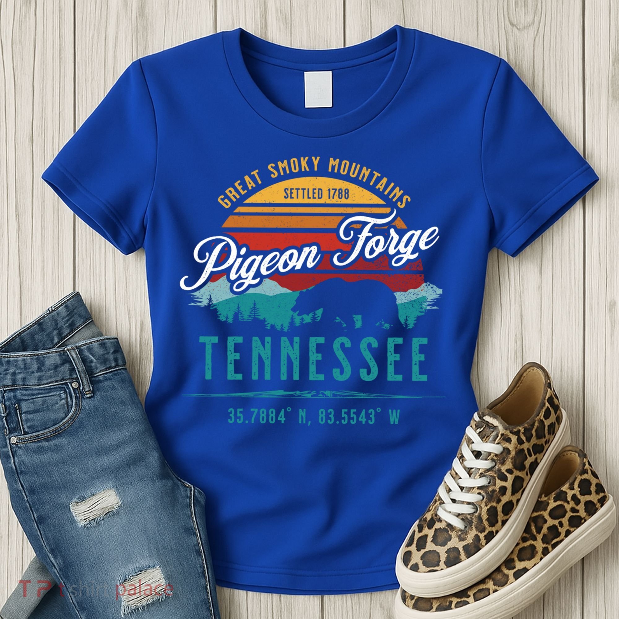 Pigeon Forge Tennessee Great Smoky Mountains Bear Retro Sun Meaningful Gift Women's T-Shirt