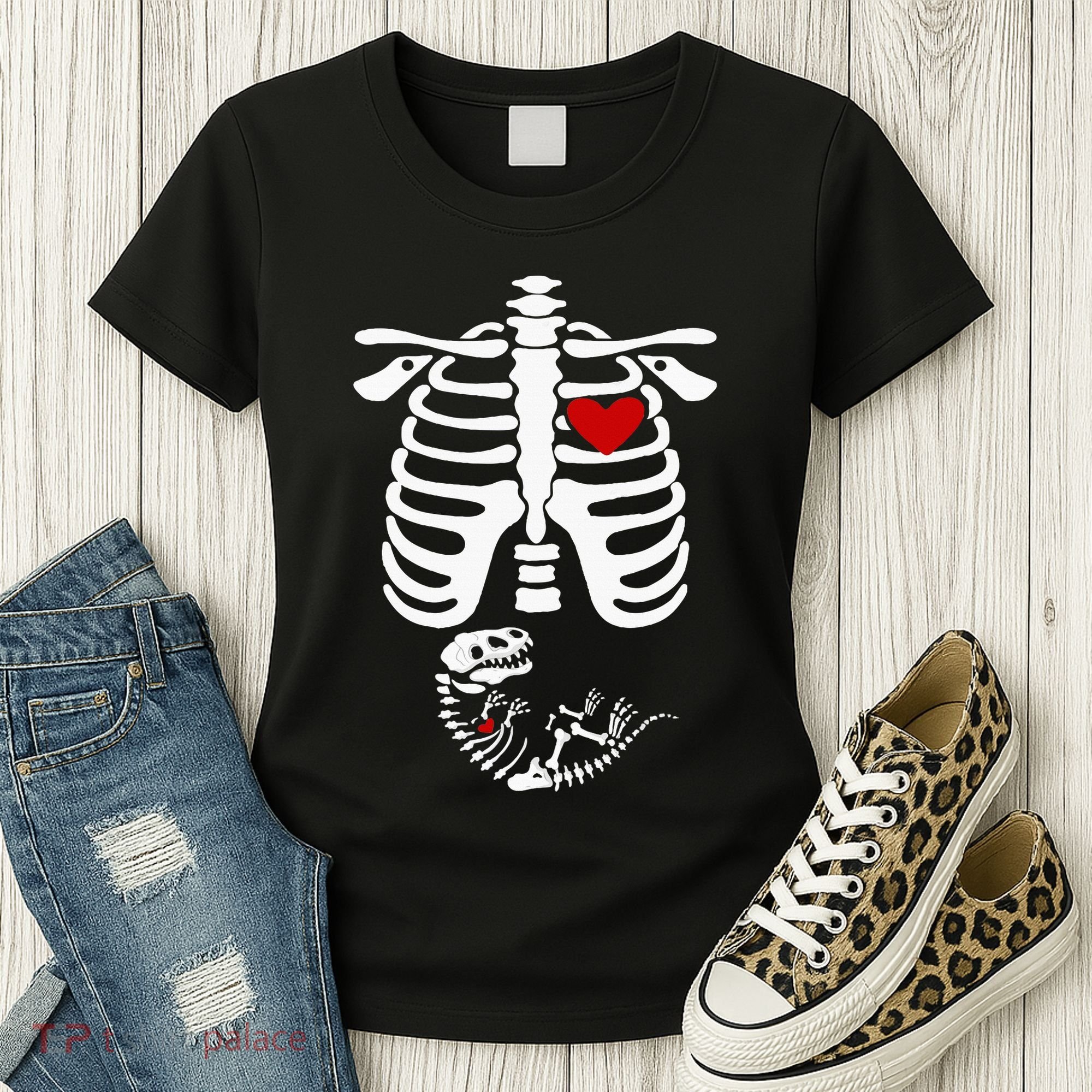 Pregnant Halloween Costume Dinosaur Skeleton Pregnant Mom Women's T-Shirt