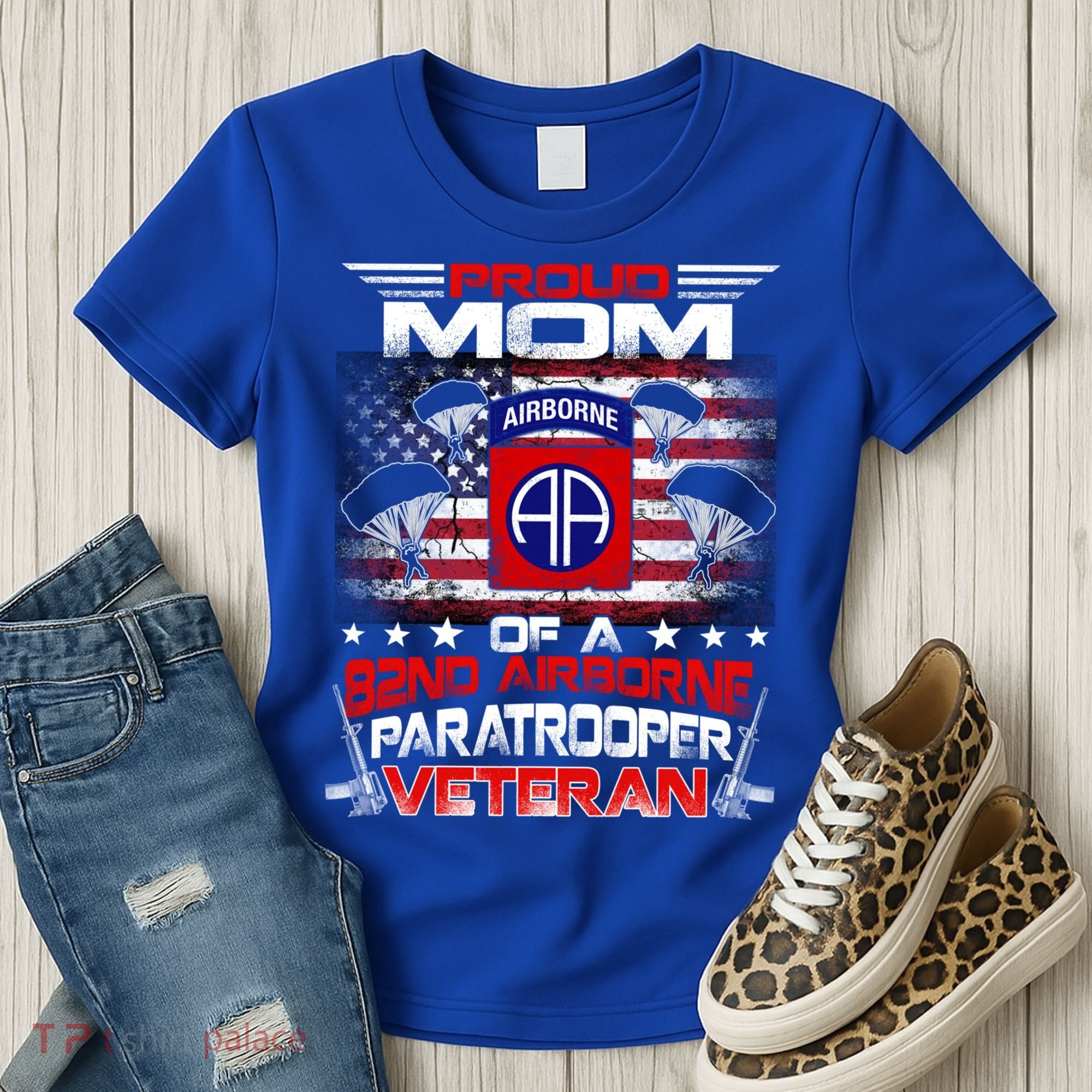 Proud Mom 82nd Airborne Paratrooper Veteran Flag Gift Women's T-Shirt