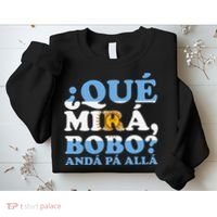 Que mira bobo funny saying and viral meme from Argentina Sweatshirt thumb 2