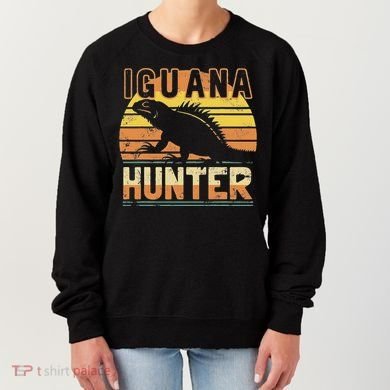 Retro Iguana Hunter Women's Sweatshirt