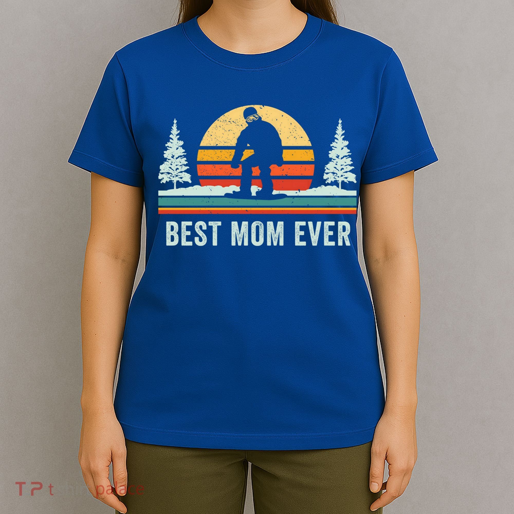 Retro Snowboarding Best Mom Ever Snowboarder Mama Snowboard Gift T-Shirt