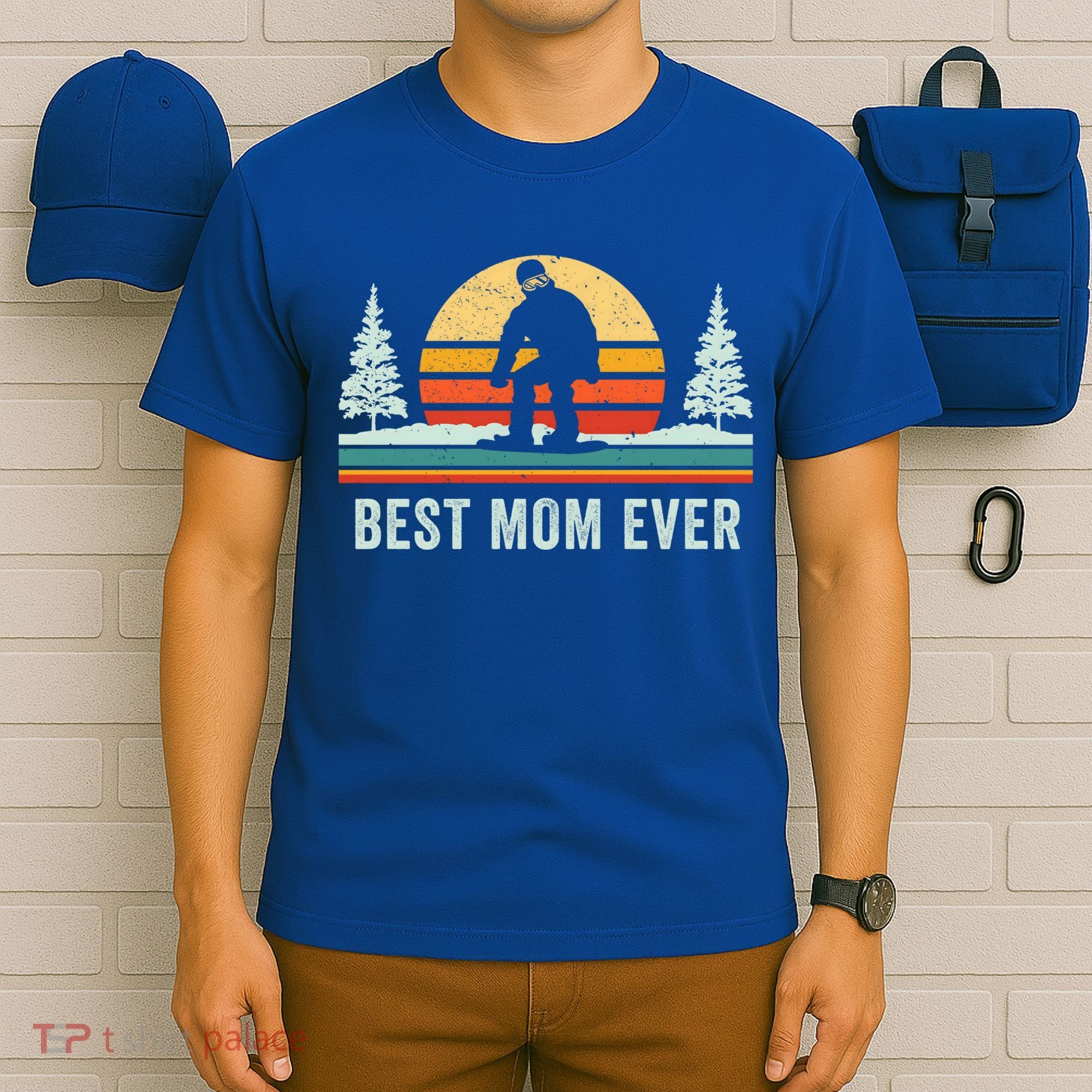 Retro Snowboarding Best Mom Ever Snowboarder Mama Snowboard Gift T-Shirt