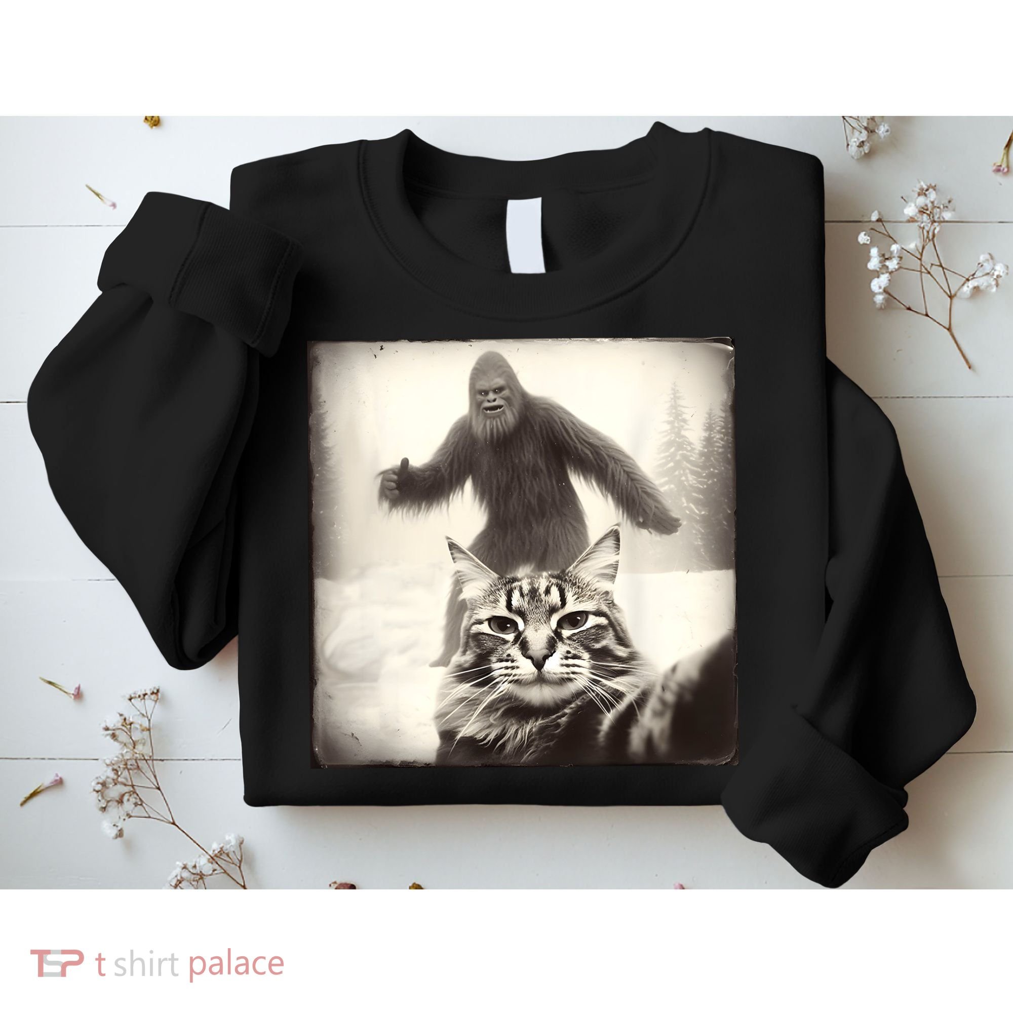 Selfie Cat Finds Bigfoot Sasquatch Funny Cat Bigfoot Photo Sweatshirt
