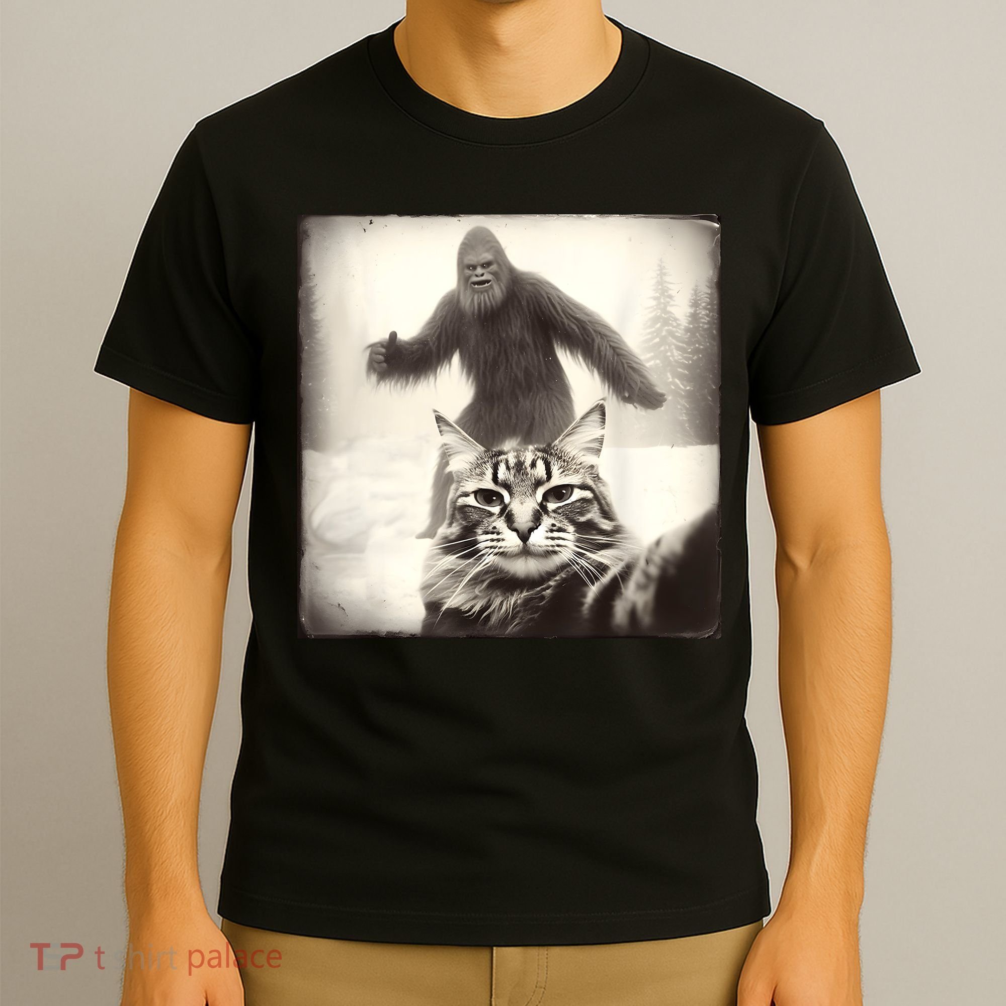 Selfie Cat Finds Bigfoot Sasquatch Funny Cat Bigfoot Photo T-Shirt