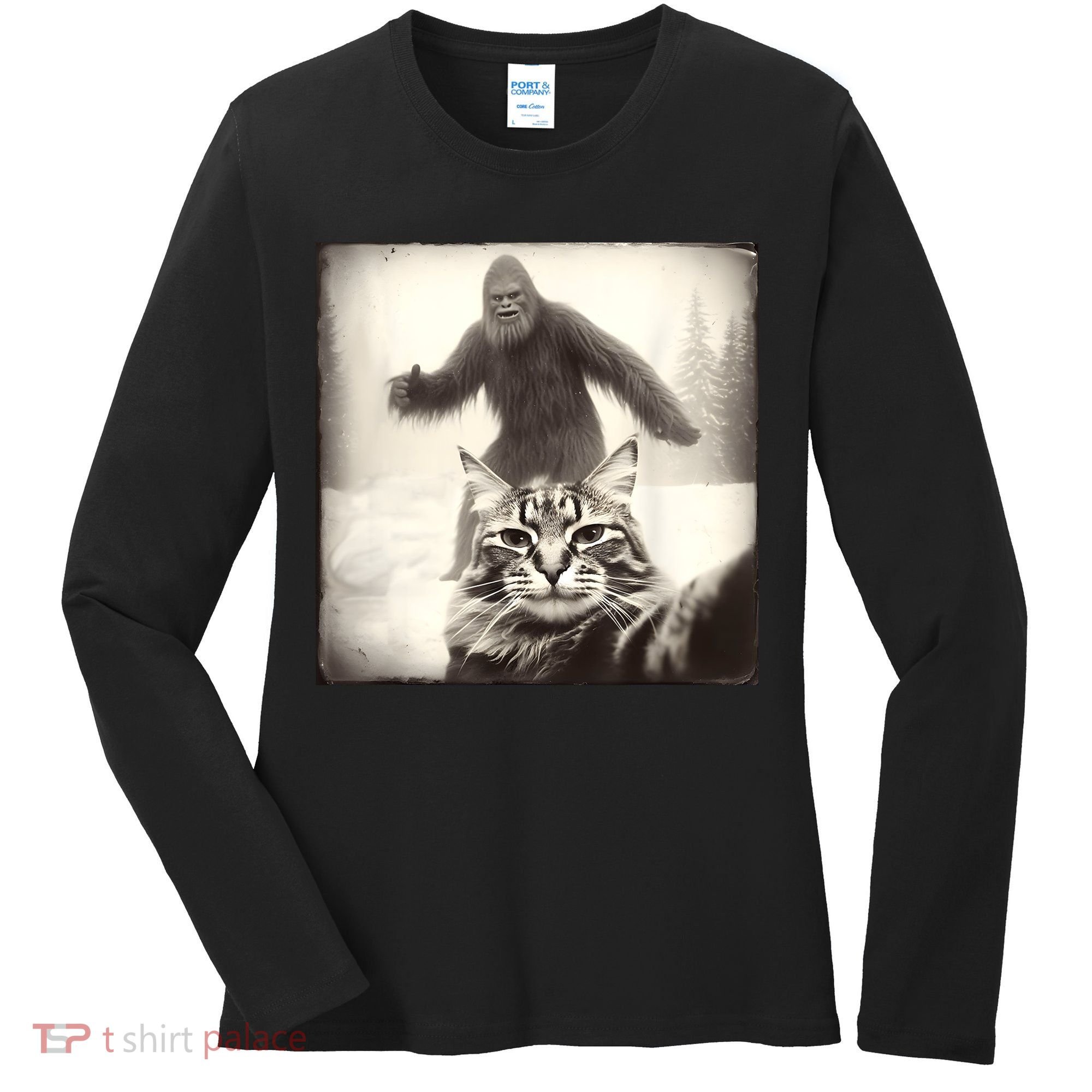 Selfie Cat Finds Bigfoot Sasquatch Funny Cat Bigfoot Photo Women's Long Sleeve Shirt
