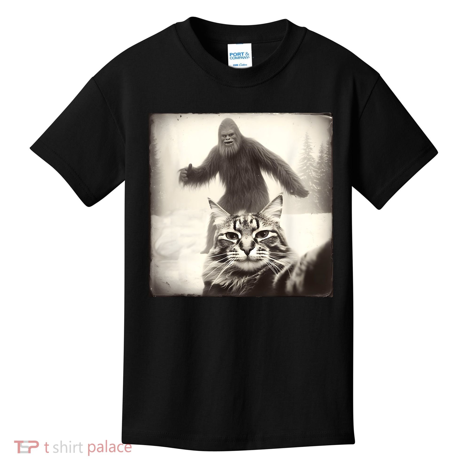 Selfie Cat Finds Bigfoot Sasquatch Funny Cat Bigfoot Photo Kids T-Shirt