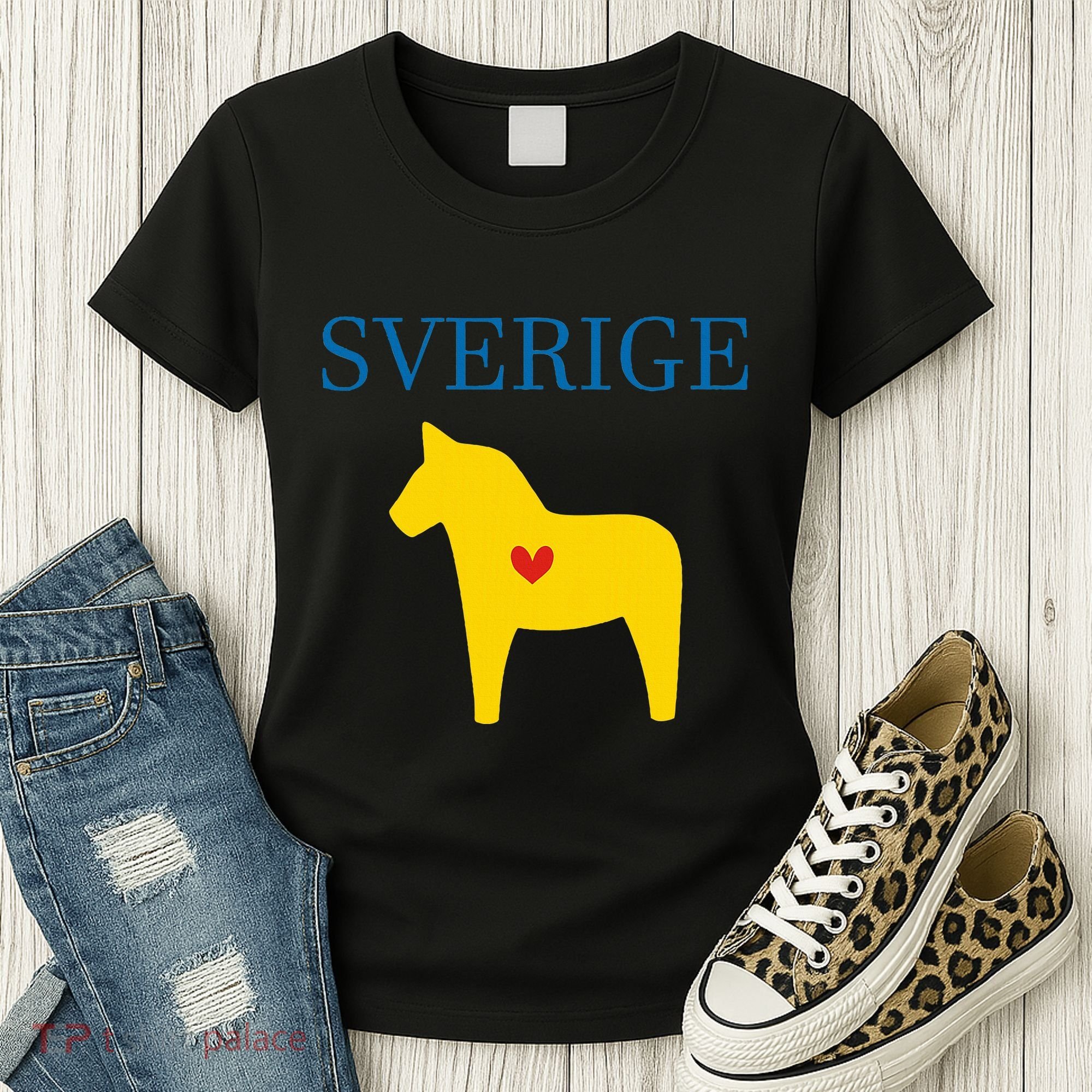 Swedish Dala Horse Midsommar Heart Sverige Women's T-Shirt