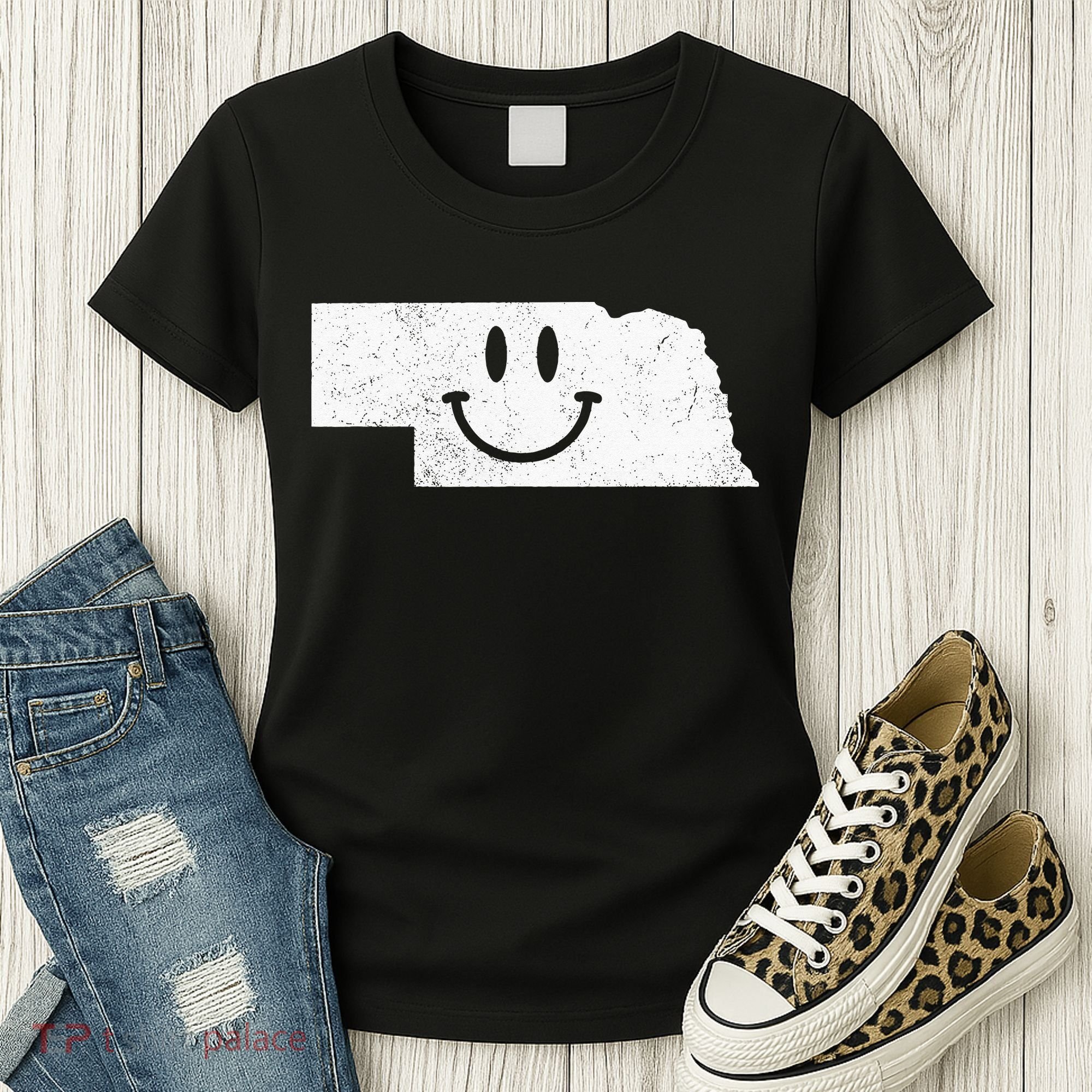 Smiling In NE – Funny Nebraska Happy Face Women's T-Shirt
