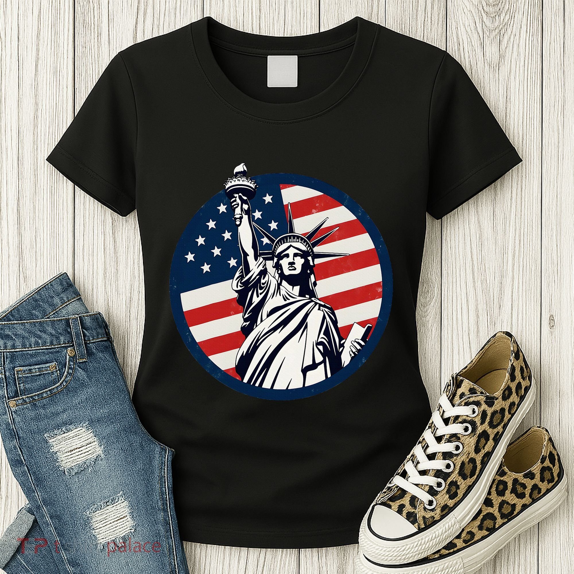 Statue Of Liberty With American Flag Fourth Of July Women's T-Shirt