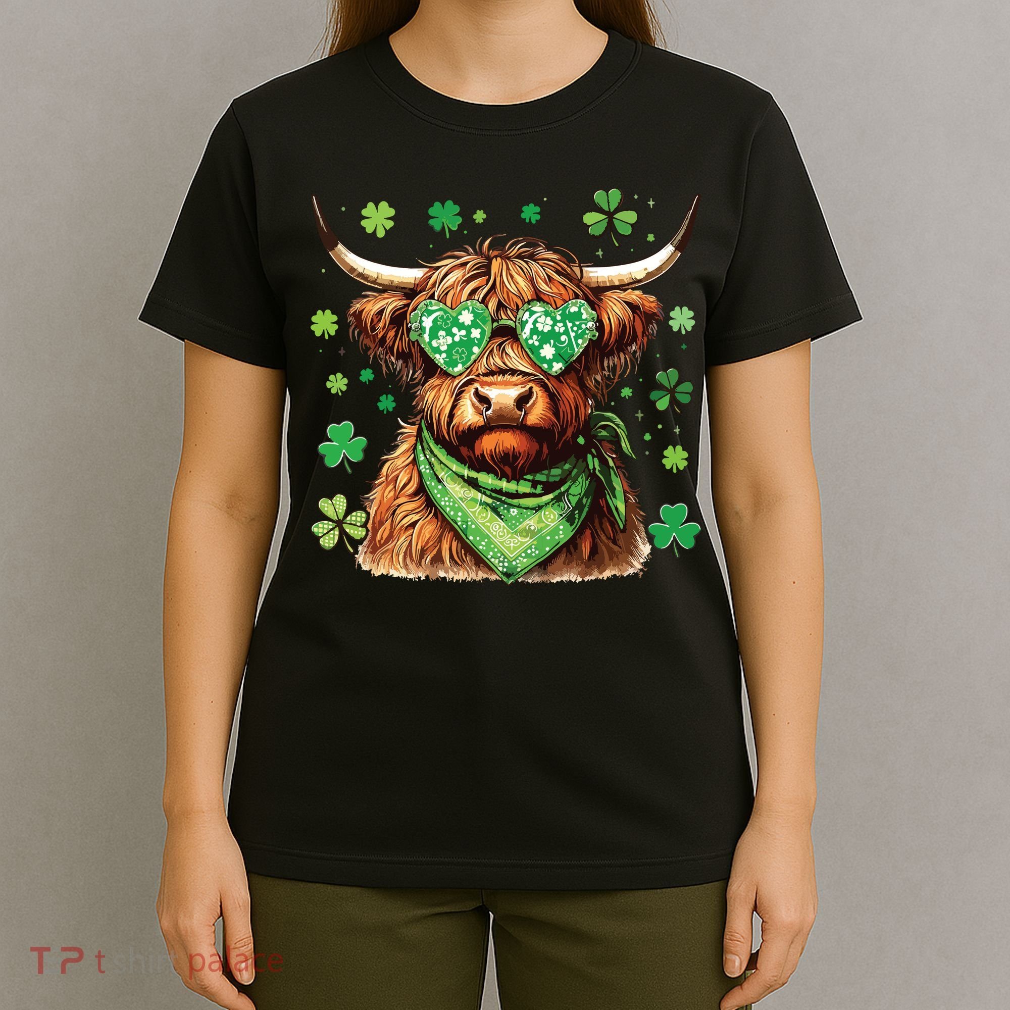 St Patricks Day Highland Cow St Patricks Day Shamrock Women T-Shirt