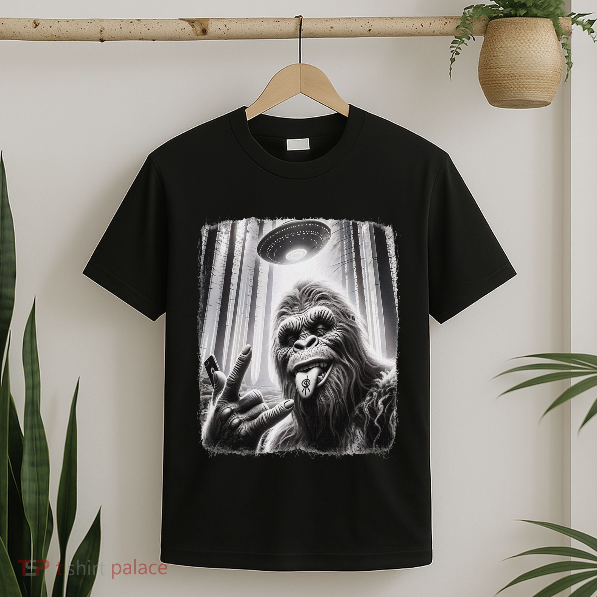 Sasquatch Selfie Big Foot Rock On Ufo Alien T-Shirt