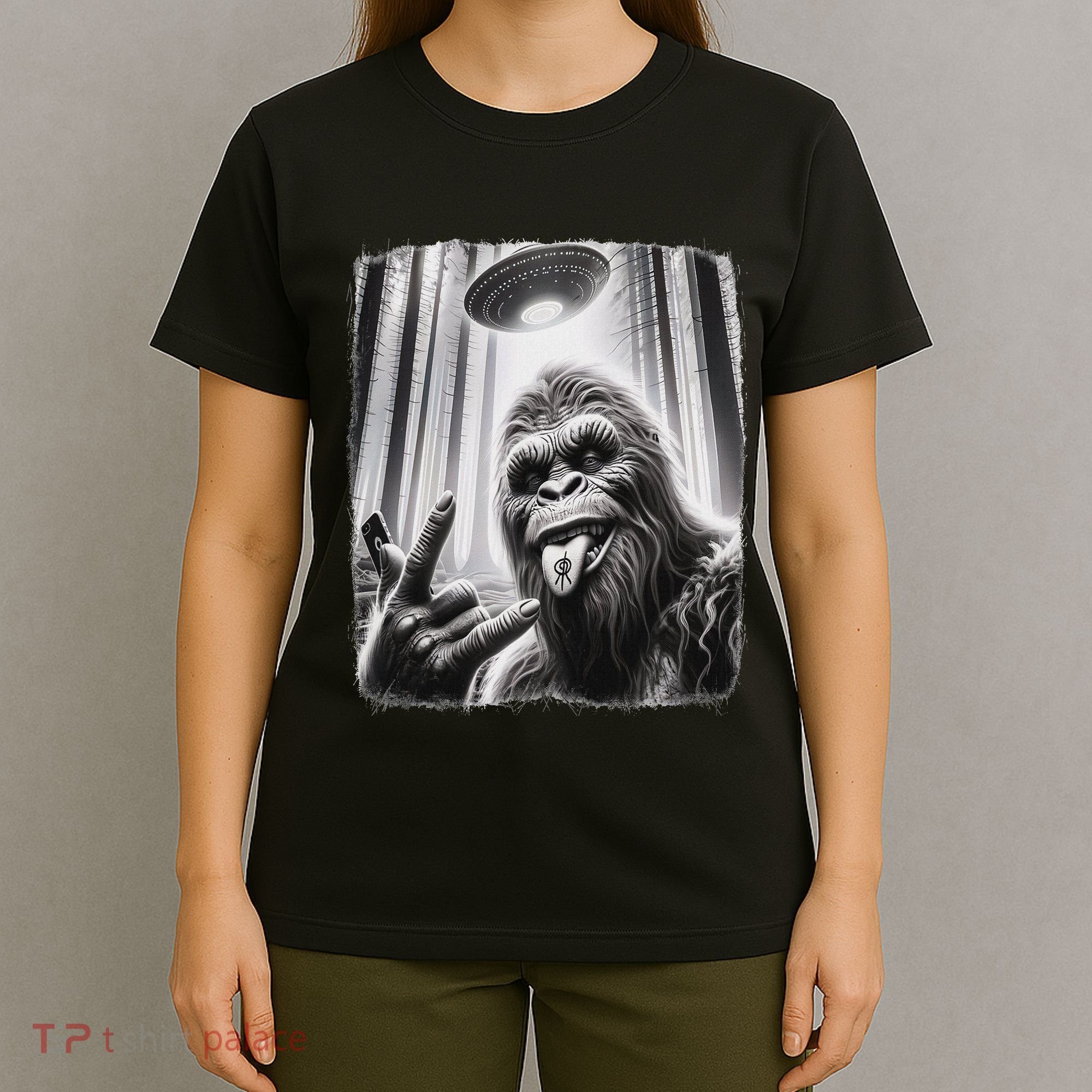 Sasquatch Selfie Big Foot Rock On Ufo Alien T-Shirt