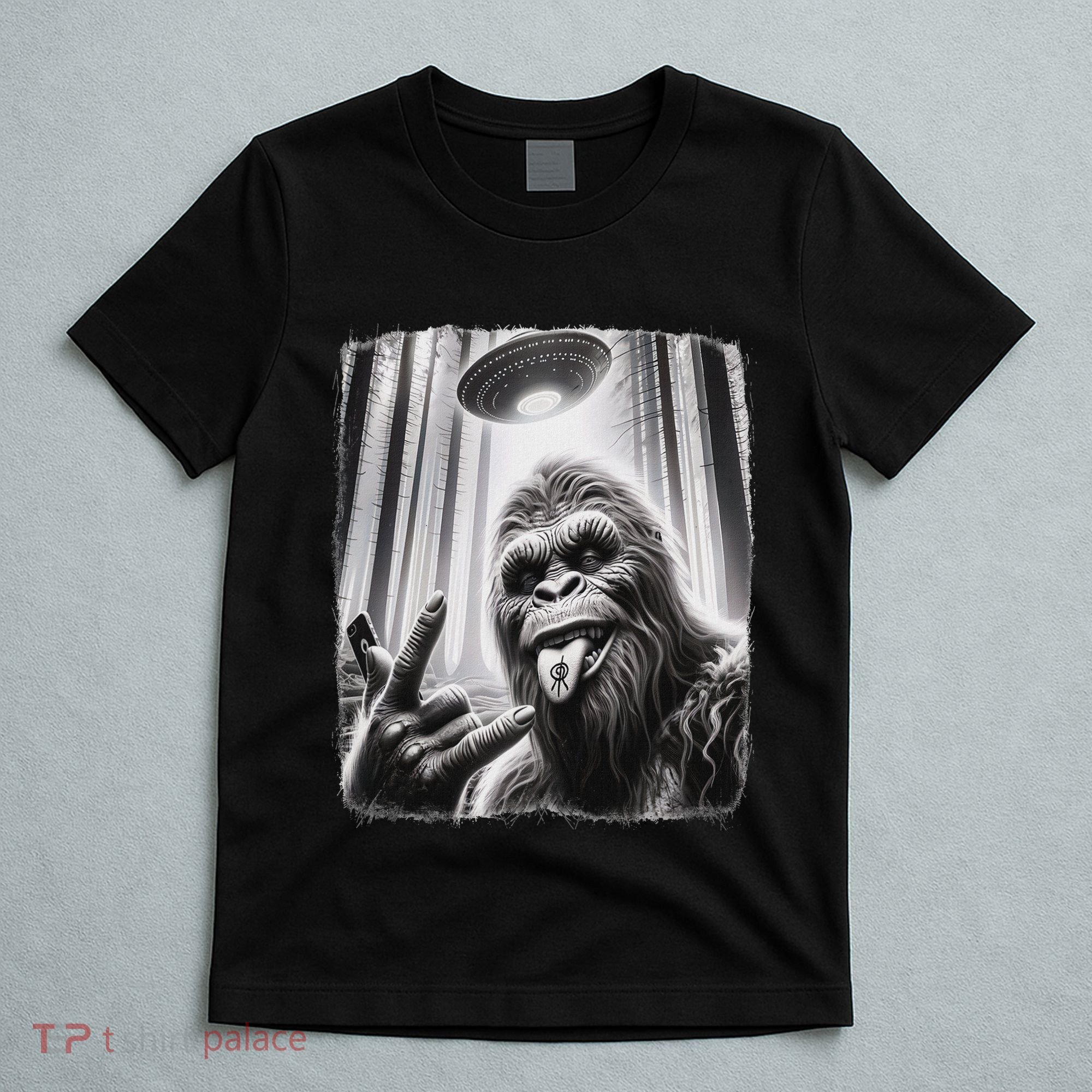 Sasquatch Selfie Big Foot Rock On Ufo Alien T-Shirt