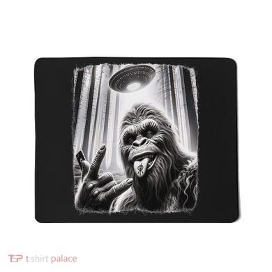 Sasquatch Selfie Big Foot Rock On Ufo Alien Mousepad
