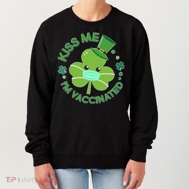 St Patrick's Day Kiss Me I'm Vaccinated Shamrock Women's Sweatshirt