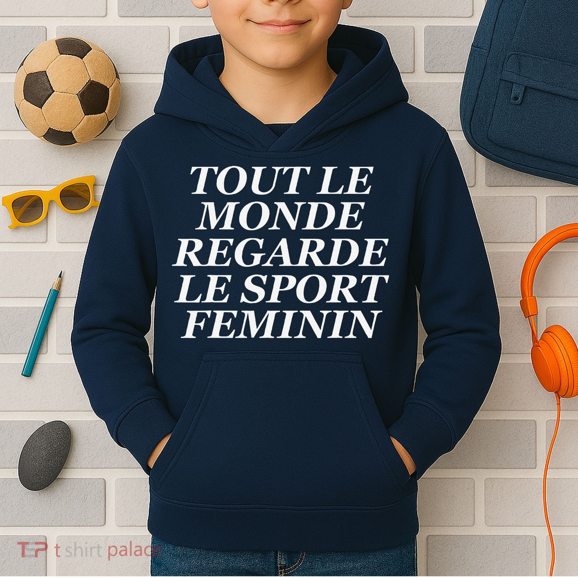 Tout Le Monde Regarde Le Sport Feminin Kids Hoodie