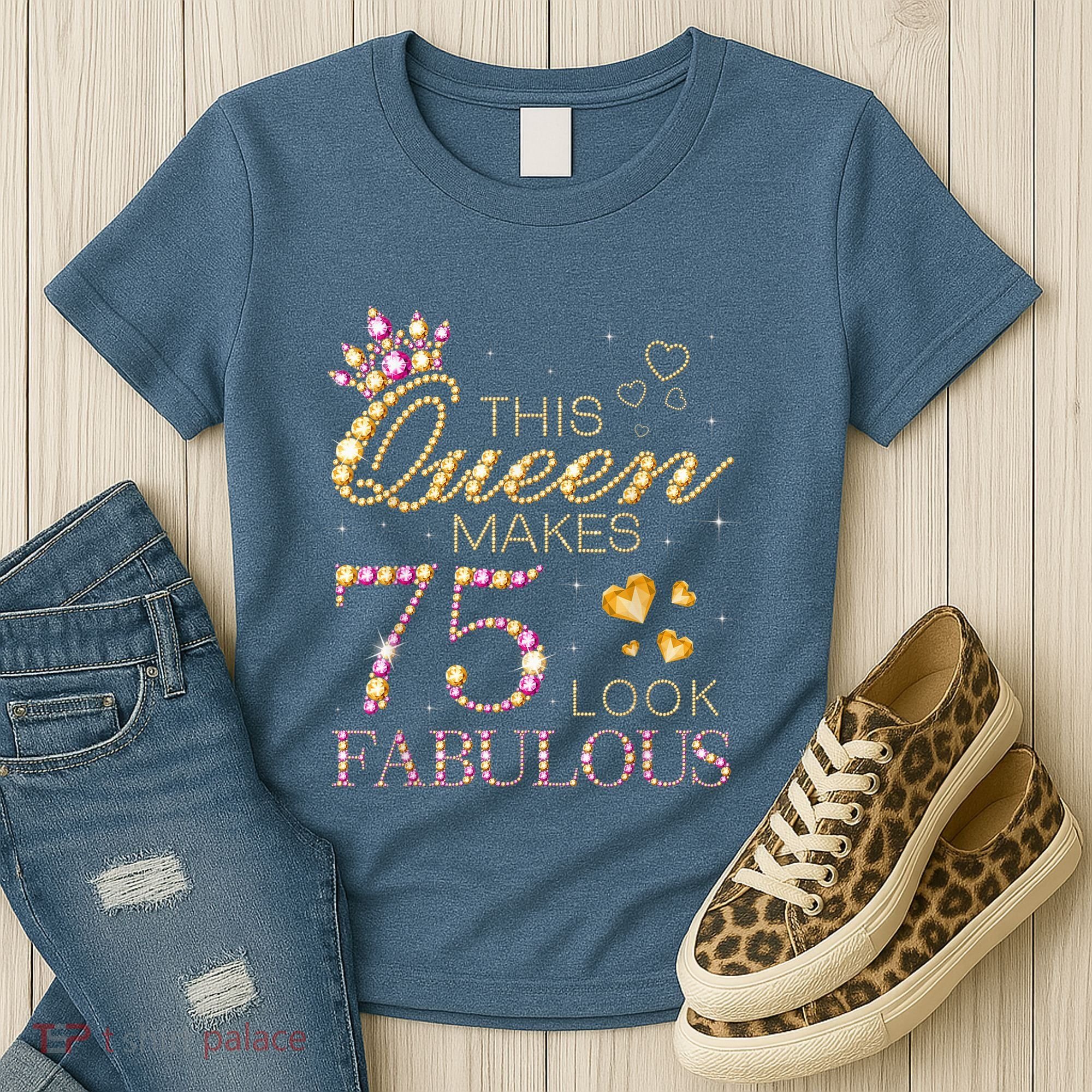 This Queen Makes 75 Look Fabulous 75th Birthday Present Queen B-day Women's T-Shirt