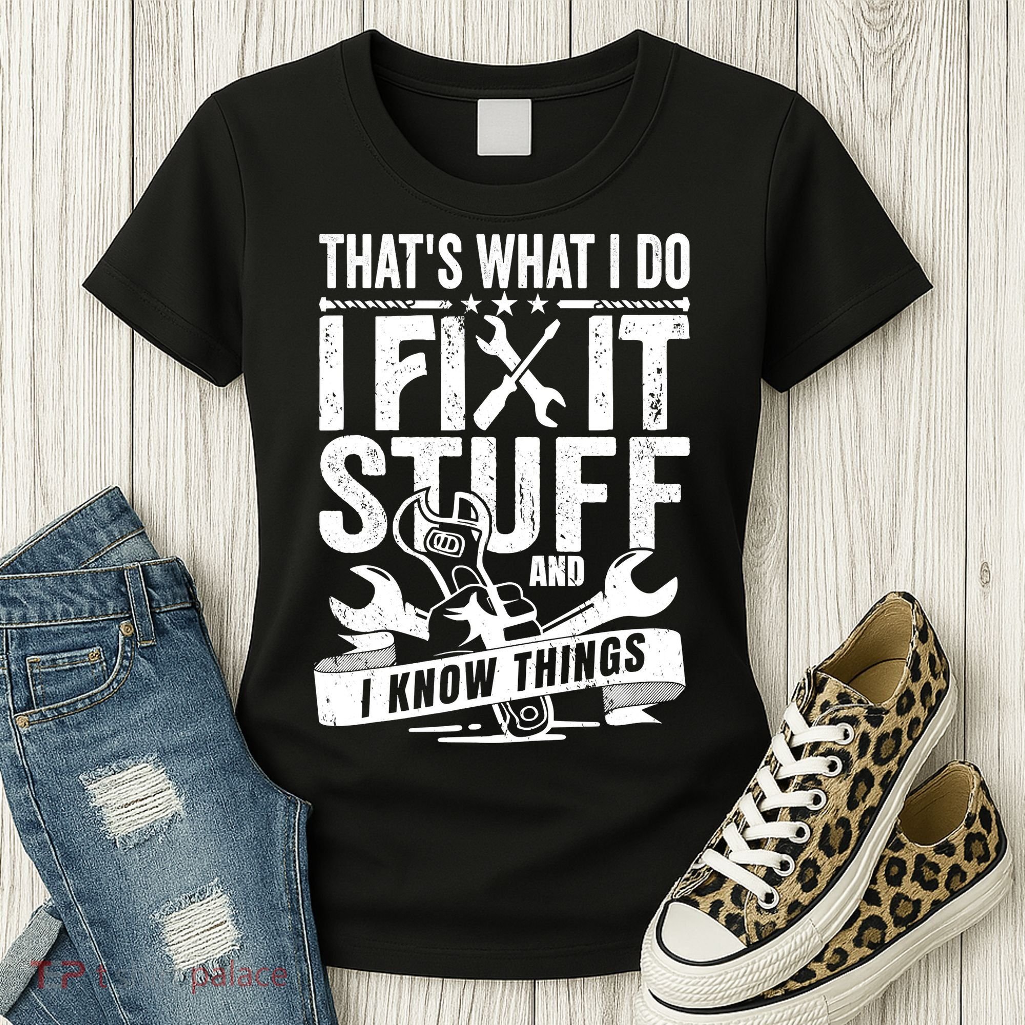 That's What I Do I Fix Stuff And I Know Things Women's T-Shirt