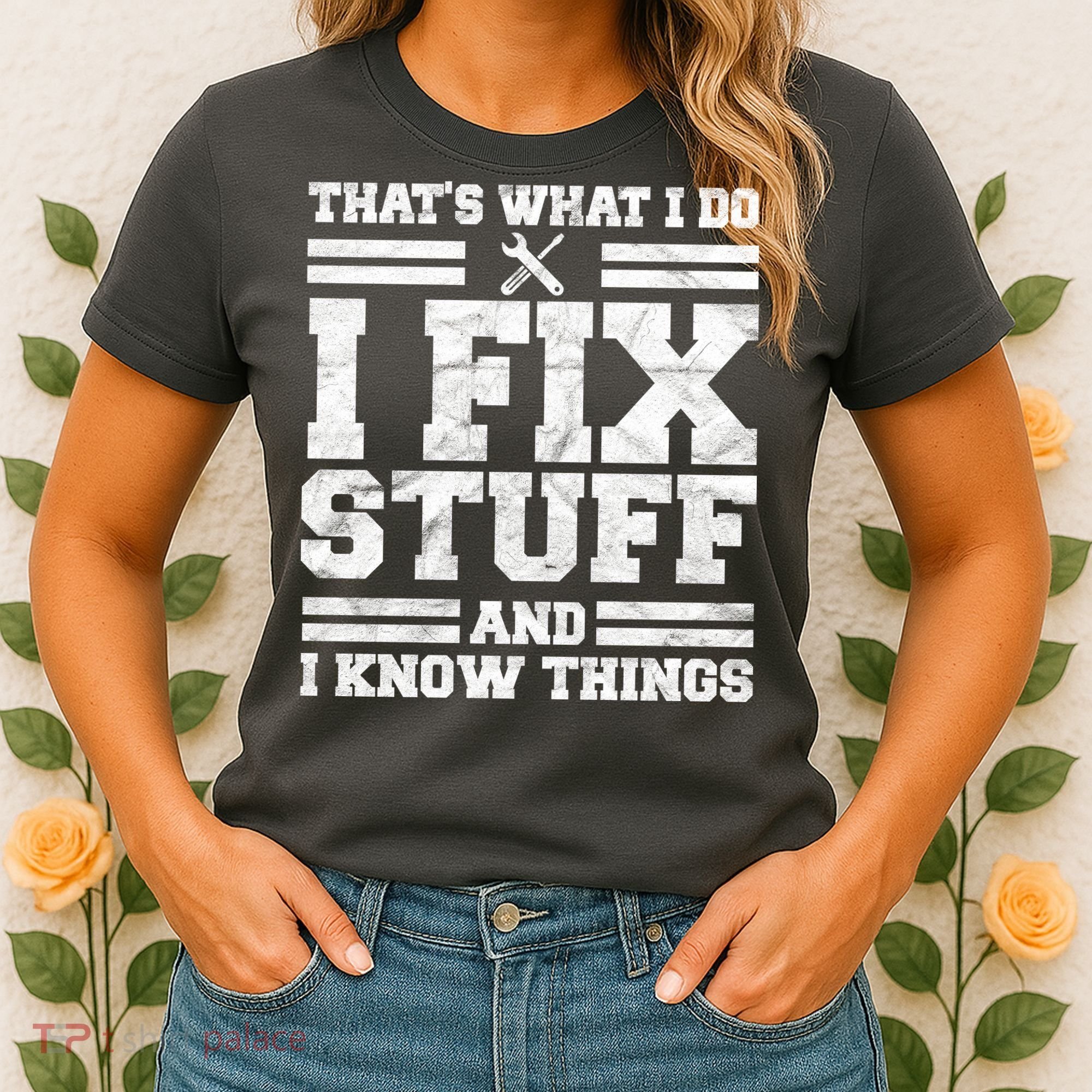 That's What I Do I Fix Stuff And I Know Things Funny Women's T-Shirt