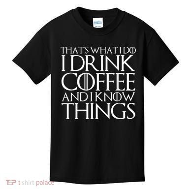THAT'S WHAT I DO I DRINK COFFEE AND I KNOW THINGS Kids T-Shirt