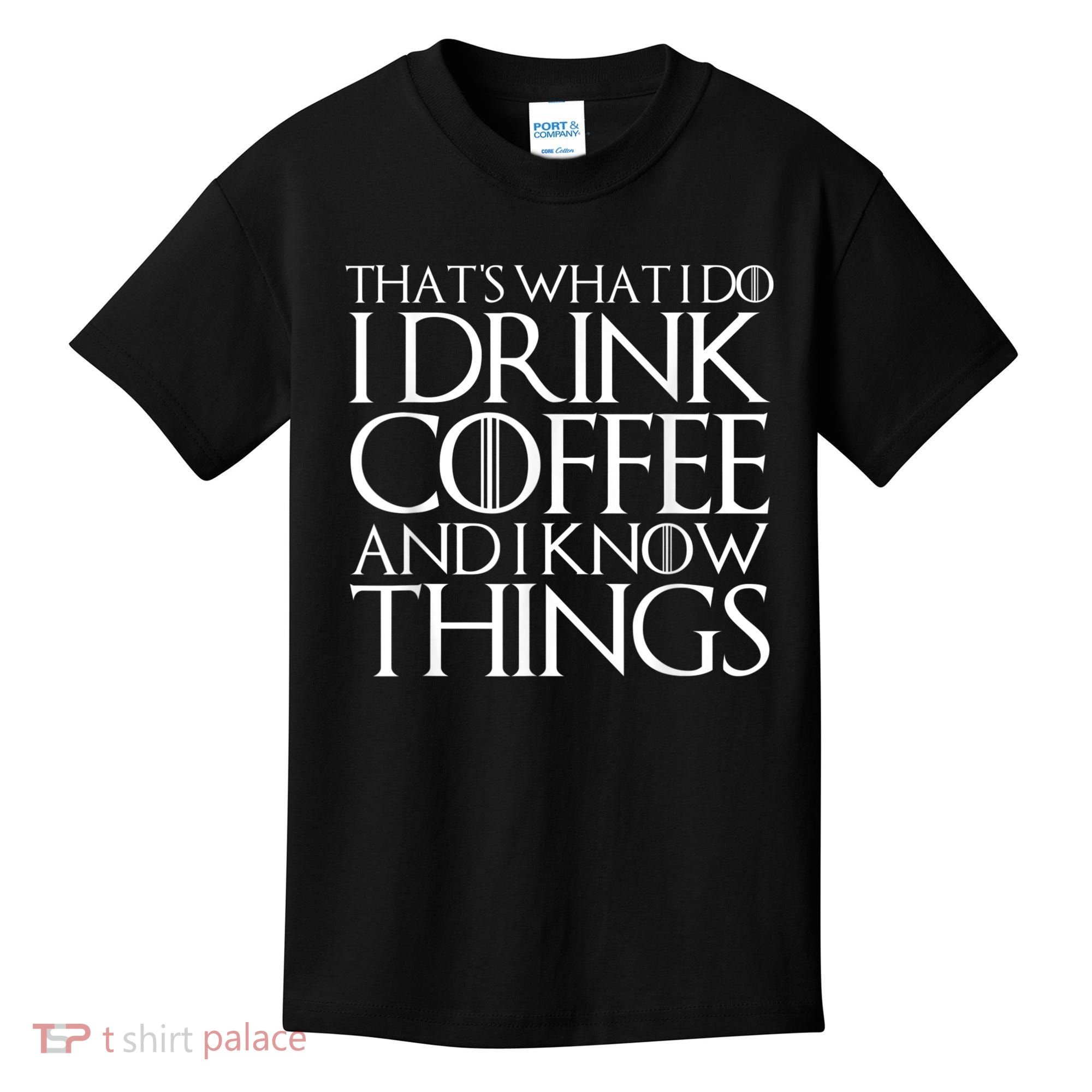 THAT'S WHAT I DO I DRINK COFFEE AND I KNOW THINGS Kids T-Shirt