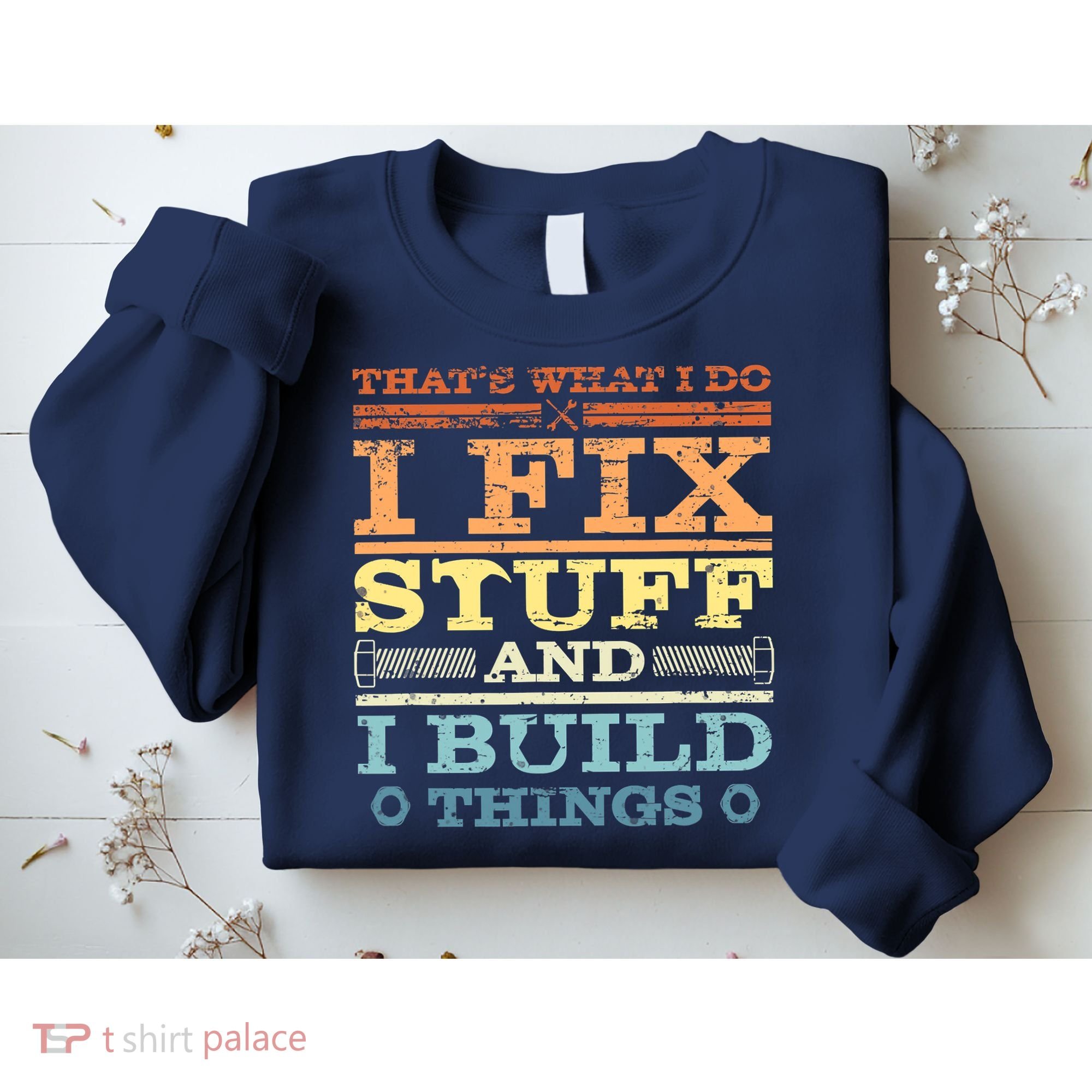 THAT'S WHAT I DO I FIX STUFF AND I BUILD THINGS WEATHERED Sweatshirt
