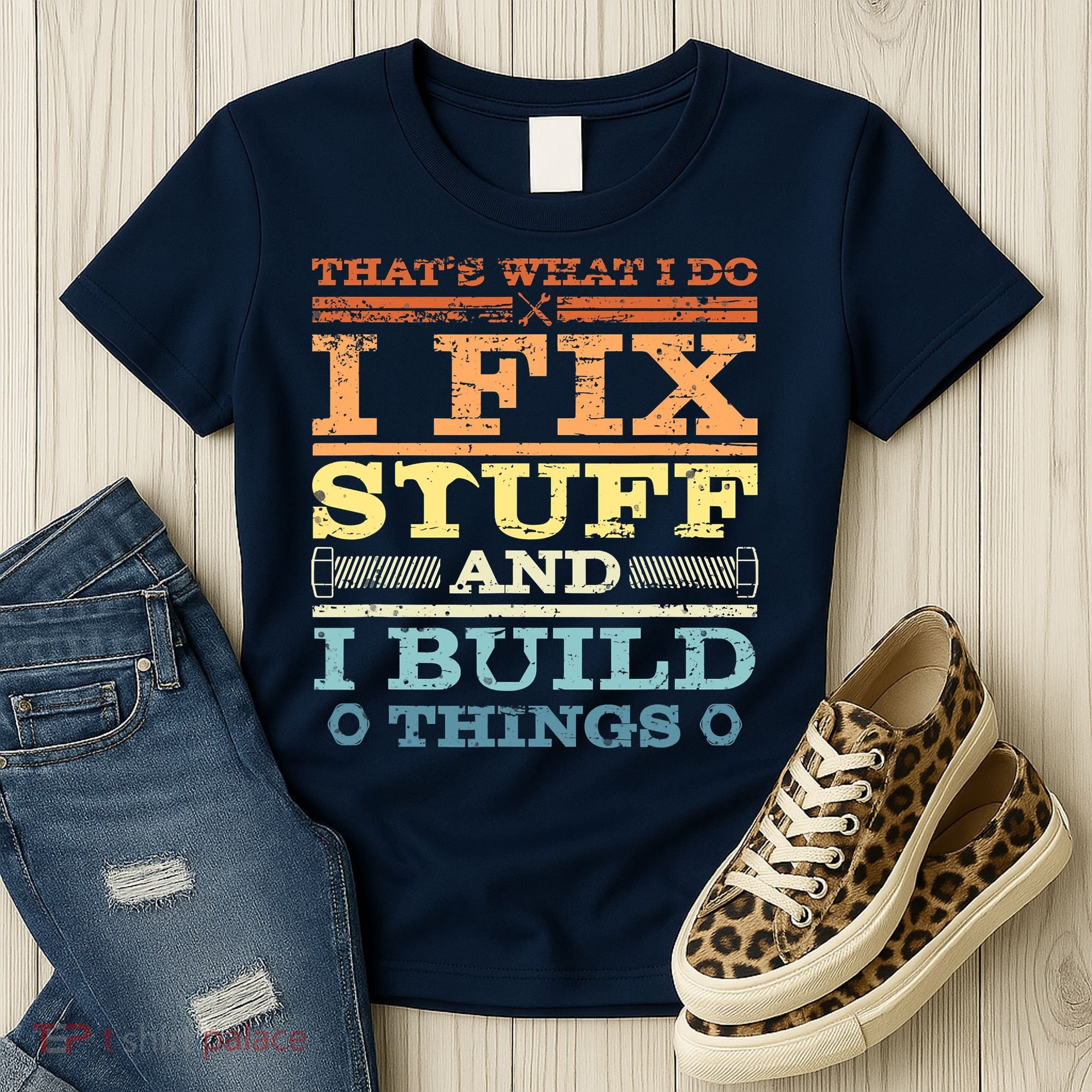 THAT'S WHAT I DO I FIX STUFF AND I BUILD THINGS WEATHERED Women's T-Shirt